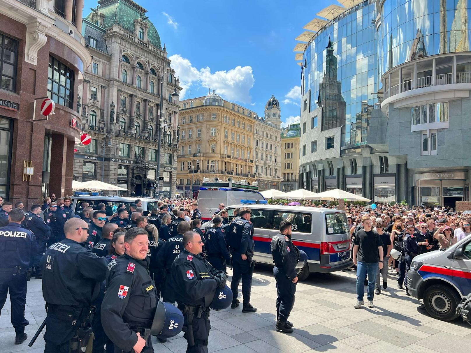 Die Polizei sicherte die Demonstration am Stephansplatz ab. Kurz darauf eskalierte die Situation.