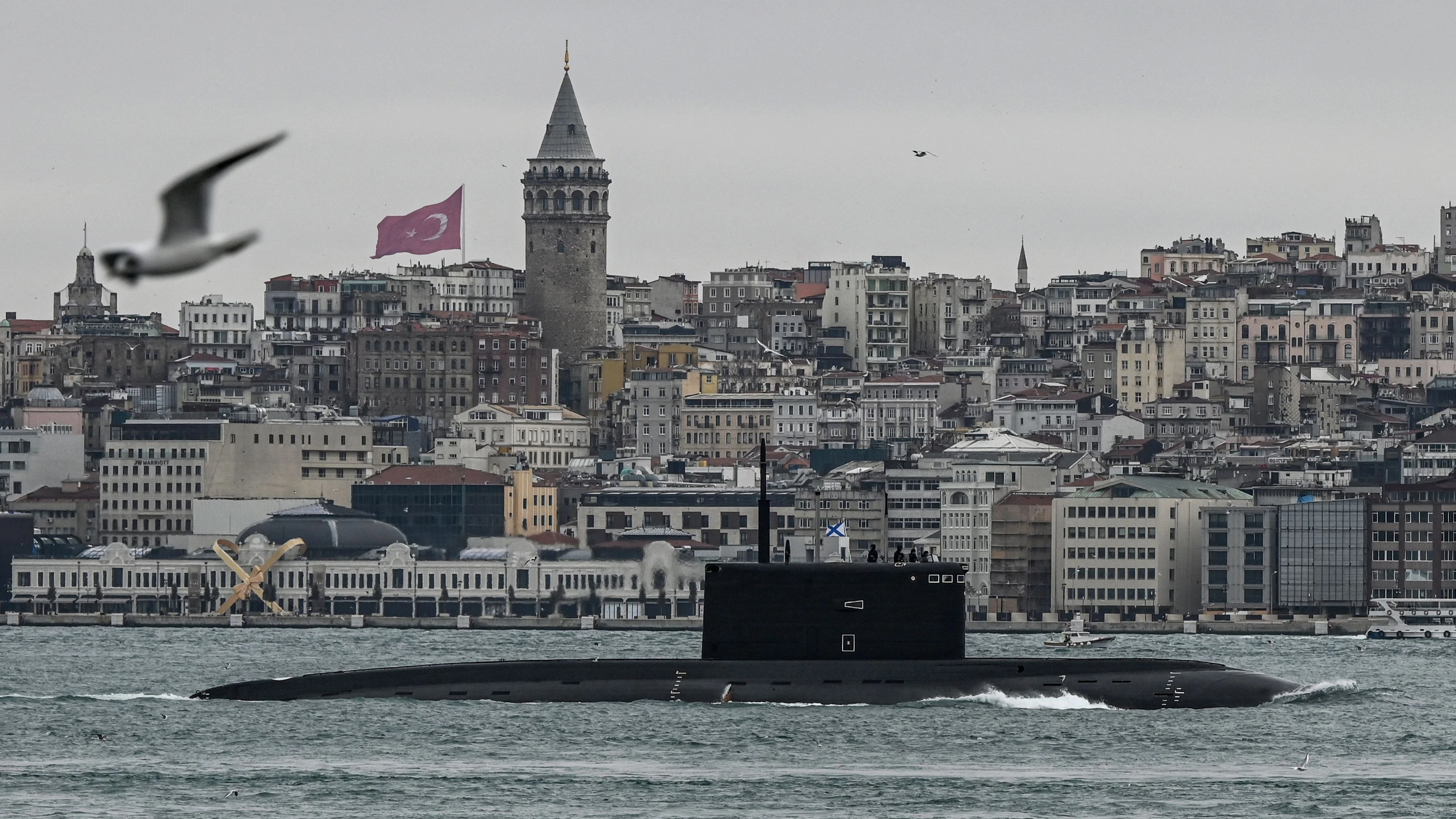 Download von www.picturedesk.com am 11.06.2022 (15:40).  Russian Navy's diesel-electric submarine Rostov-on-Don sails through the Bosphorus Strait on the way to the Black Sea past the city Istanbul as Galata tower is seen in the backround on February 13, 2022. (Photo by Ozan KOSE / AFP) - 20220213_PD8822 - Rechteinfo: Rights Managed (RM) Nur für redaktionelle Nutzung! Werbliche Nutzung erfordert Freigabe: bitte schicken Sie uns eine Anfrage.