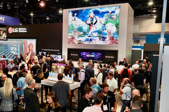 LG präsentiert die Zukunft der kommerziellen Technologie mit Digital Signage-Lösungen und autonomem Roboter-Assistenten.