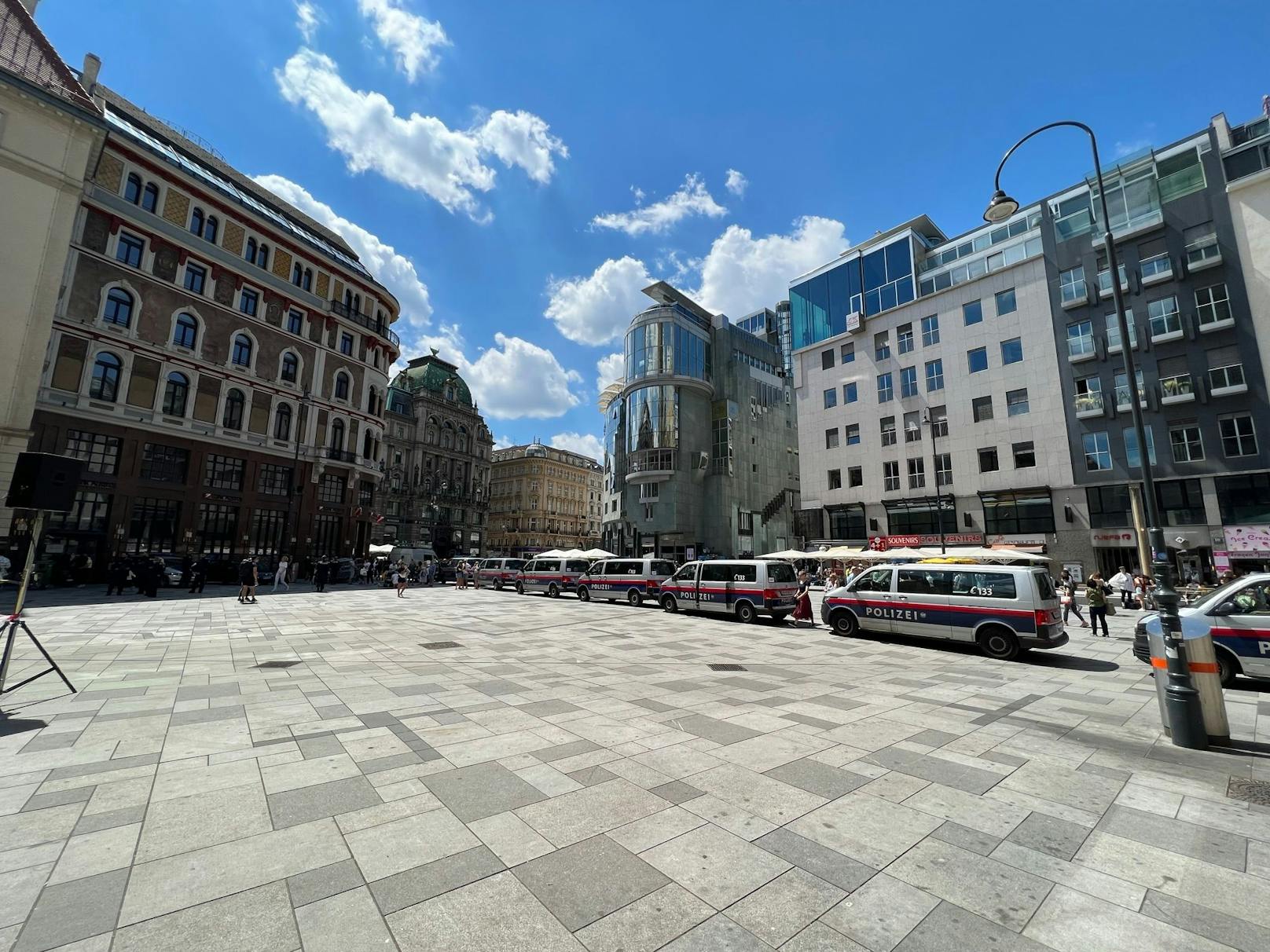 Der Stephansplatz wurde großräumig mit mehreren Reihen Tretgittern und Polizeiwägen abgesperrt.