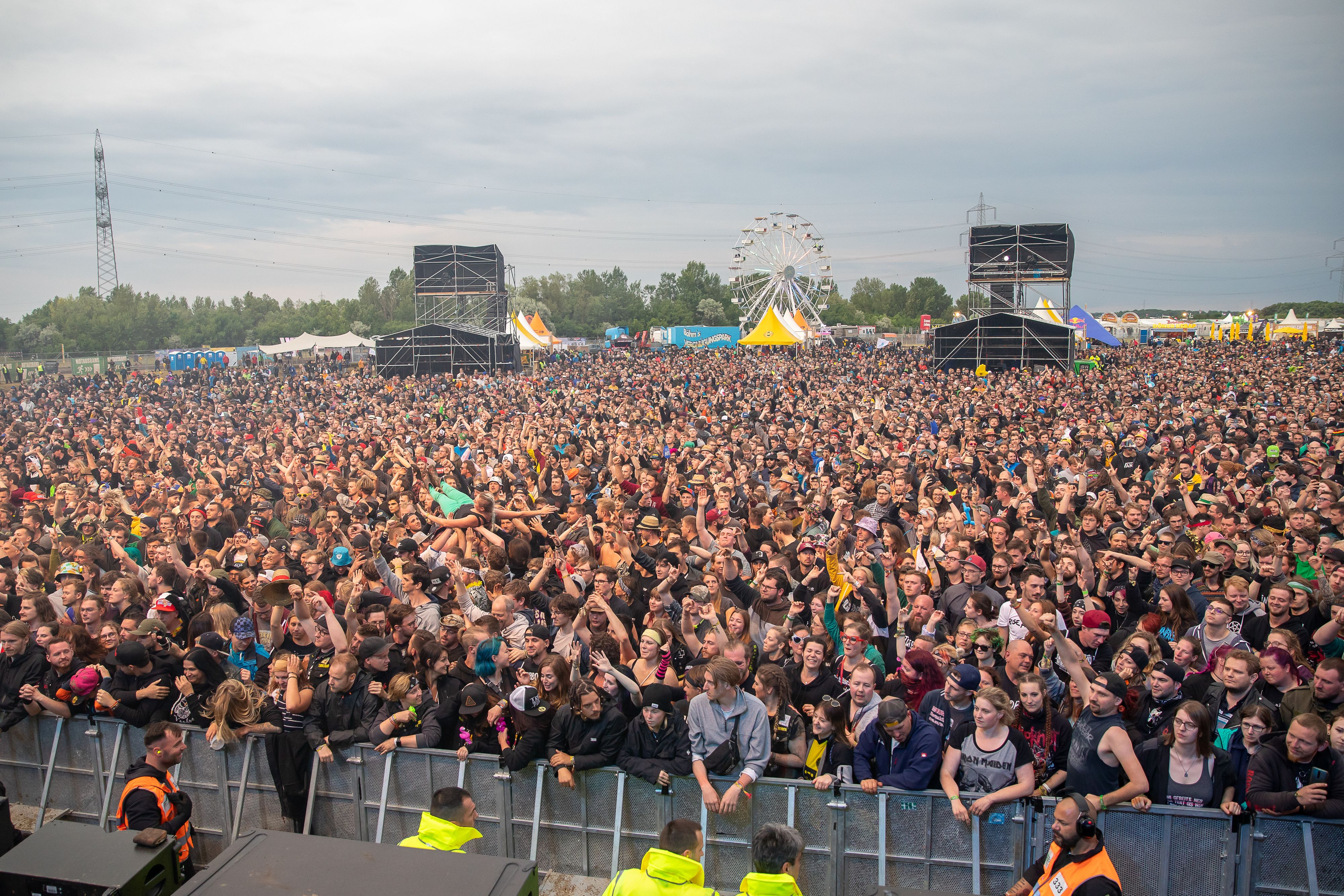 Ein Festival-Besucher stürzte von der Bühne und musste nach Wiener Neustadt transportiert werden. (Symbolbild)