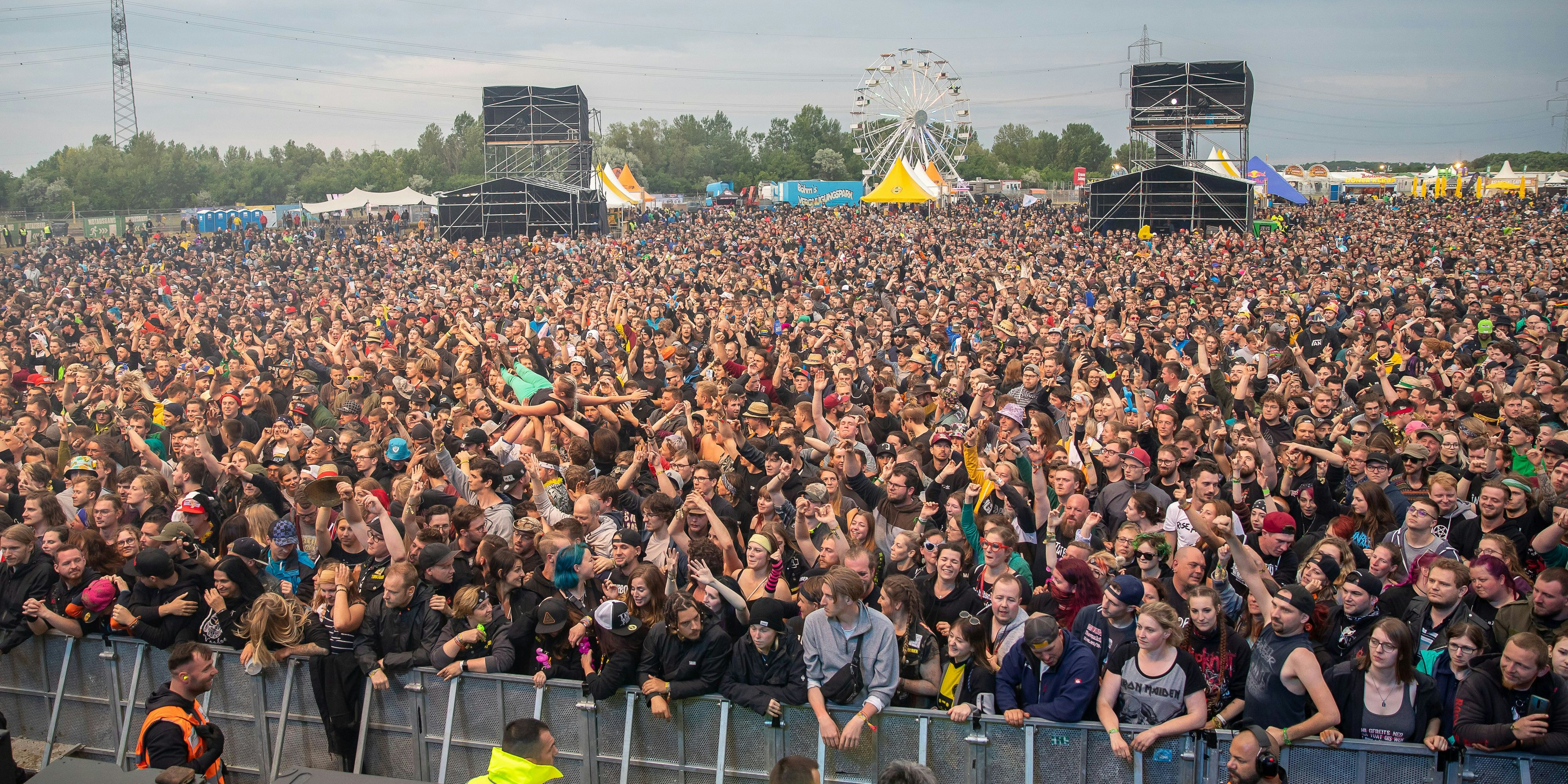 Ein Festival-Besucher stürzte von der Bühne und musste nach Wiener Neustadt transportiert werden. (Symbolbild)