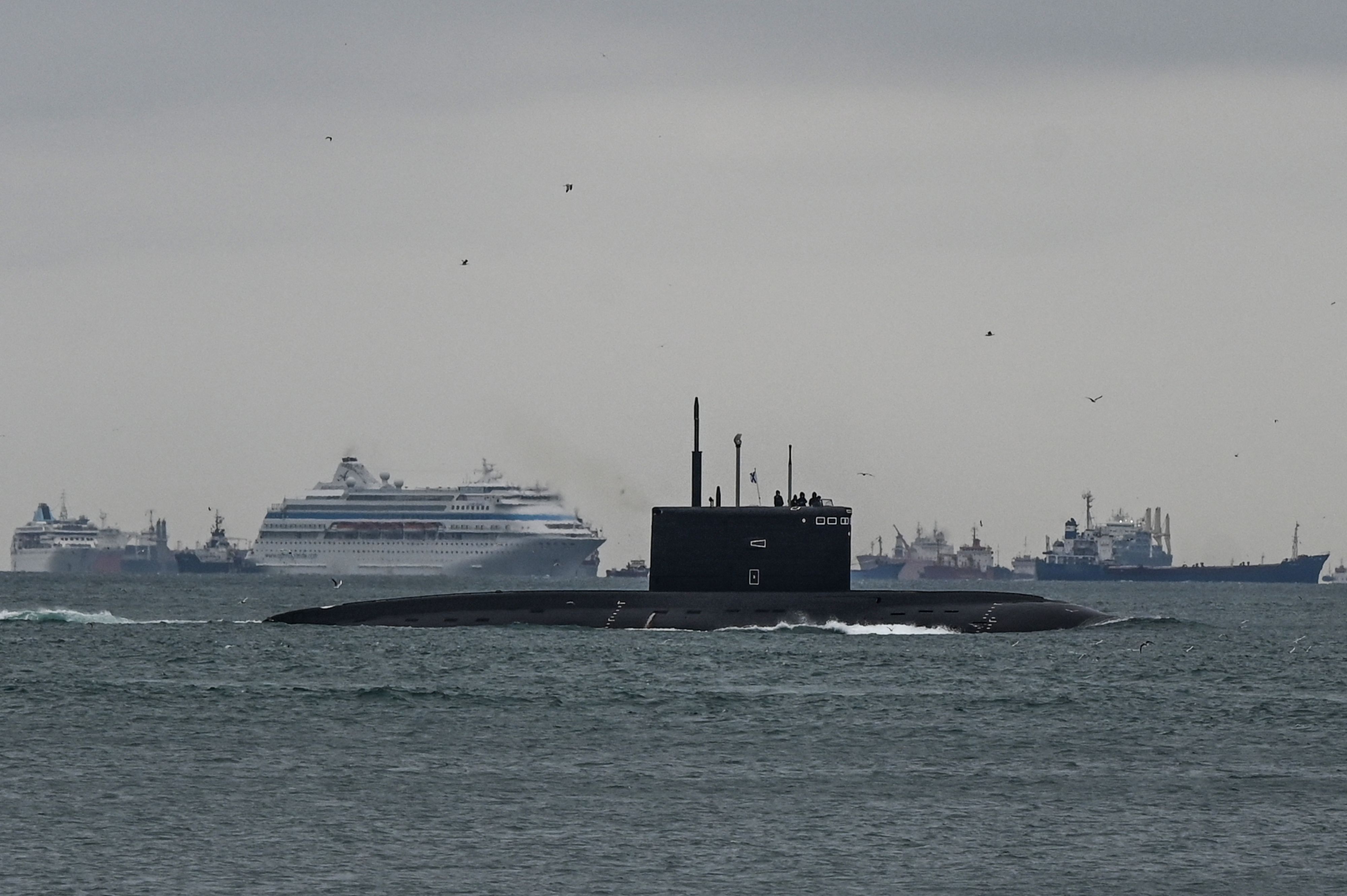 Download von www.picturedesk.com am 11.06.2022 (15:41).  Russian Navy's diesel-electric Kilo class submarine Rostov-on-Don sails through the Bosphorus Strait on the way to the Black Sea past the city Istanbul on February 13, 2022. (Photo by Ozan KOSE / AFP) - 20220213_PD9671 - Rechteinfo: Rights Managed (RM) Nur für redaktionelle Nutzung! Werbliche Nutzung erfordert Freigabe: bitte schicken Sie uns eine Anfrage.