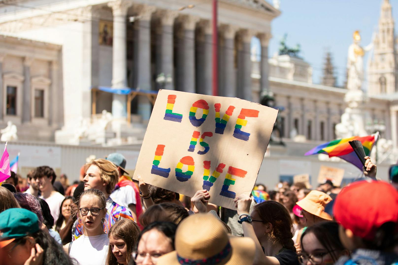 Laut der Landespolizeidirektion Wien standen rund 630 Beamte im Einsatz, um die Vienna Pride abzusichern und zu ermöglichen.