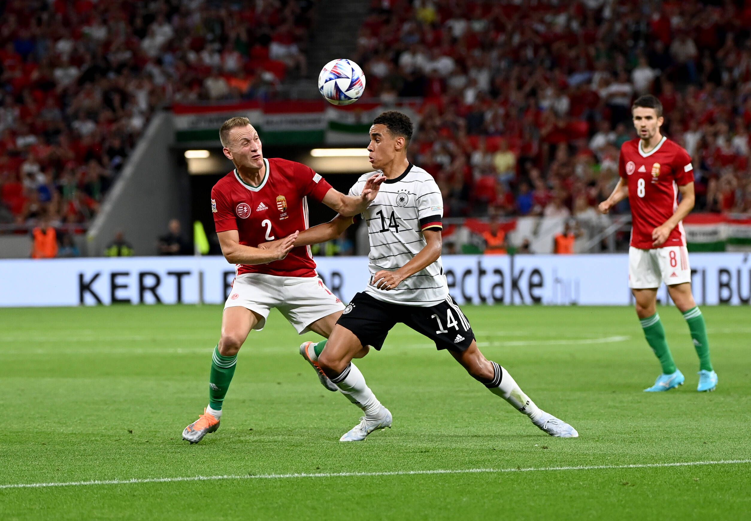 Ungarns Adam Lang im Zweikampf mit Jamal Musiala. 