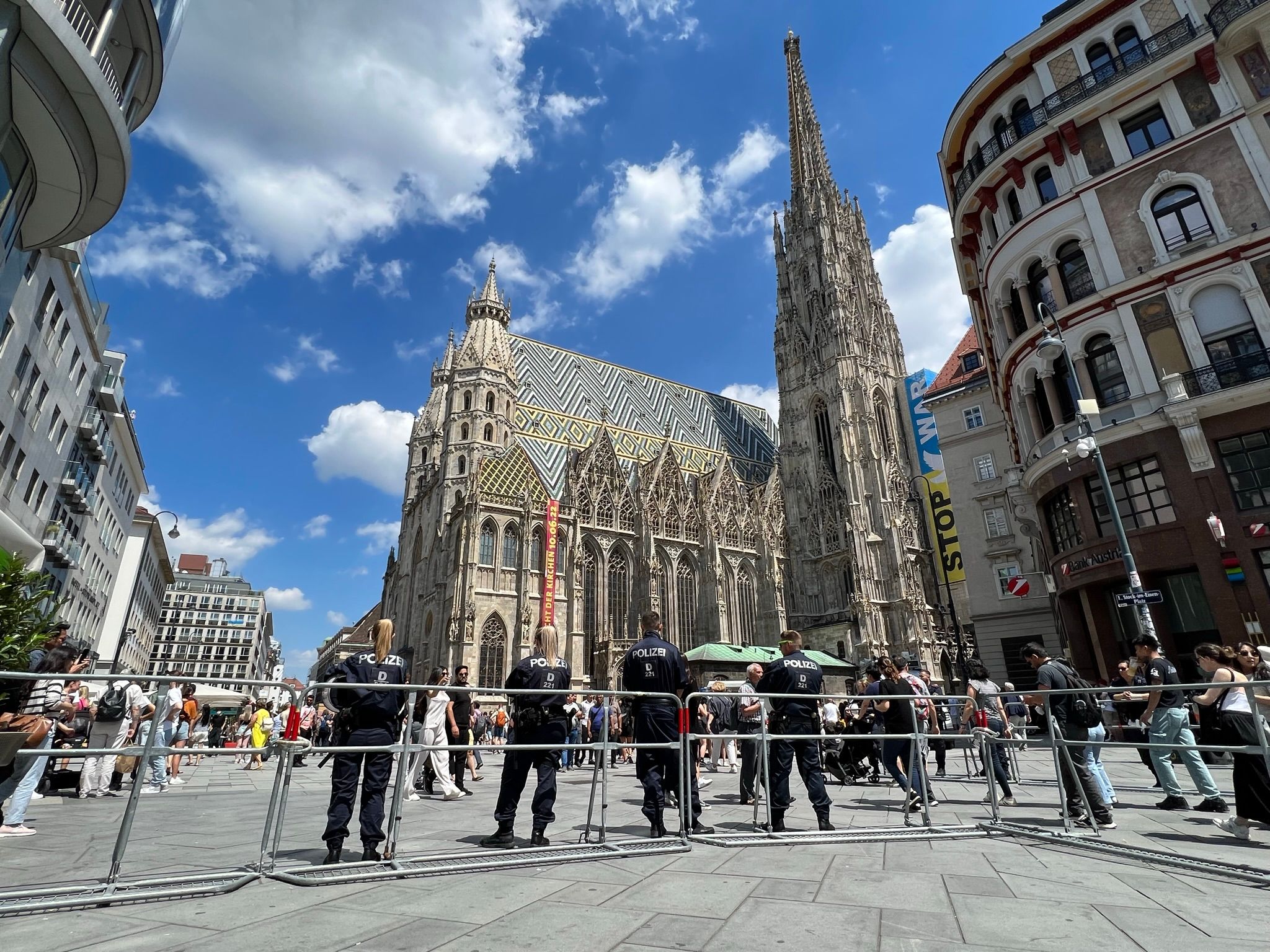 Der Stephansplatz wurde großräumig mit mehreren Reihen Tretgittern und Polizeiwägen abgesperrt.