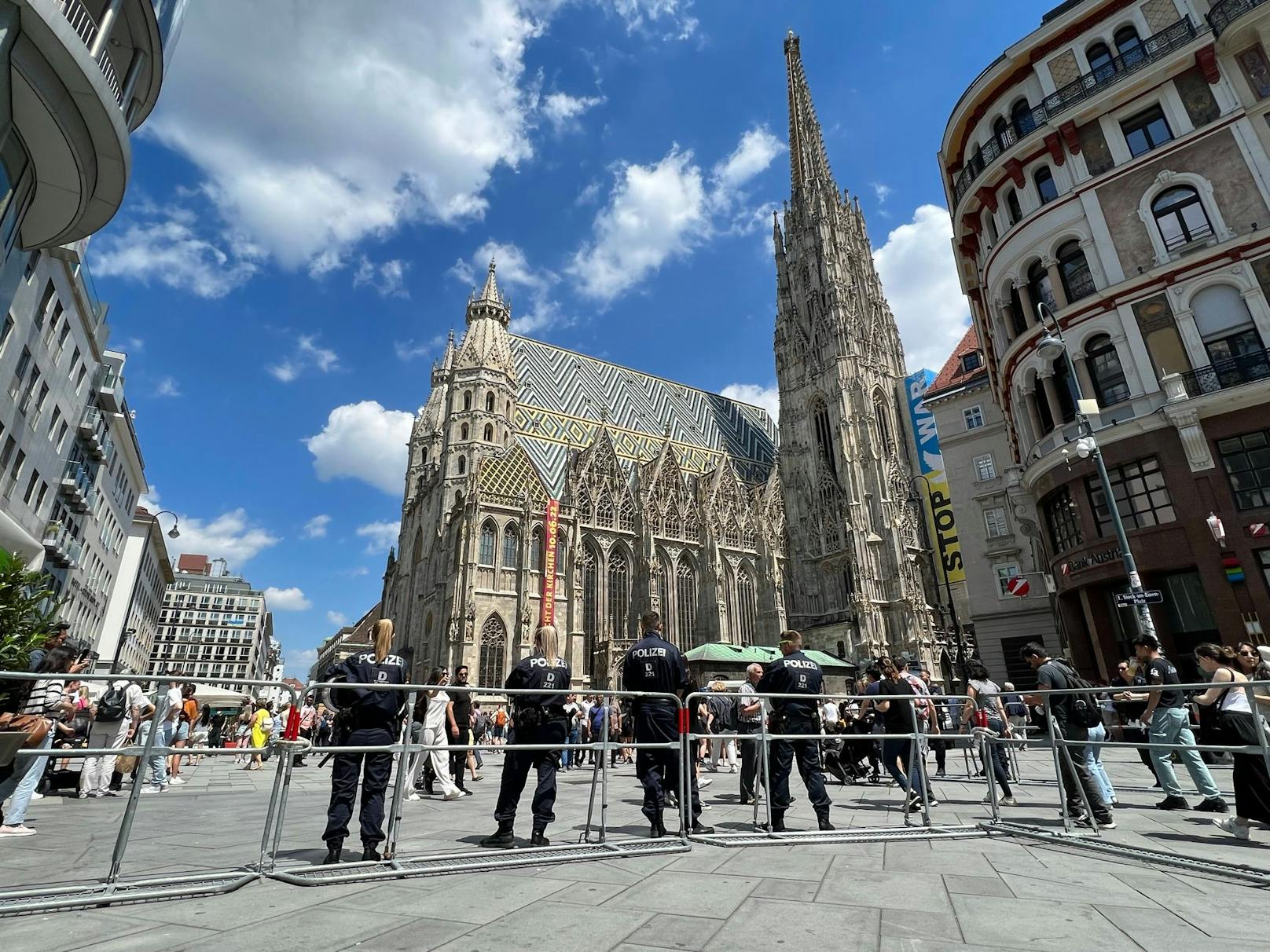 Der Stephansplatz wurde großräumig mit mehreren Reihen Tretgittern und Polizeiwägen abgesperrt.