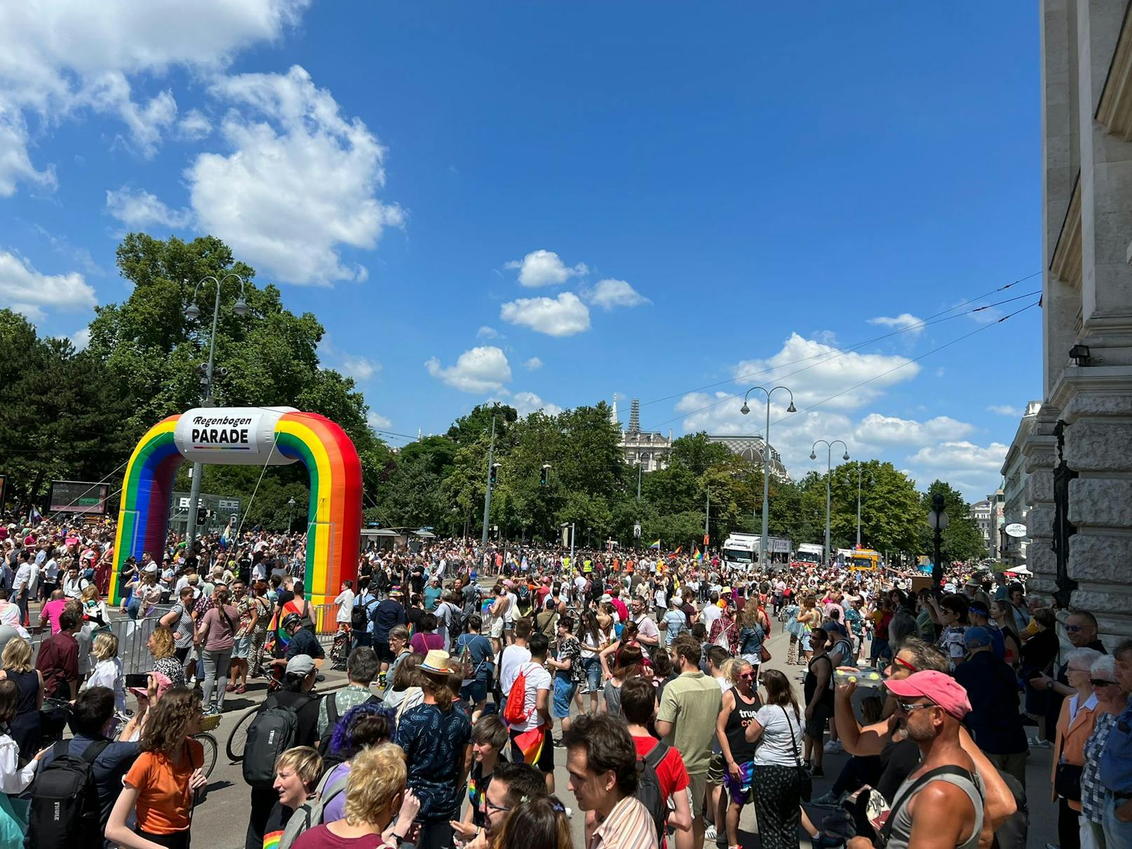 Große Vienna Pride läuft – halb Wien ist abgeriegelt
