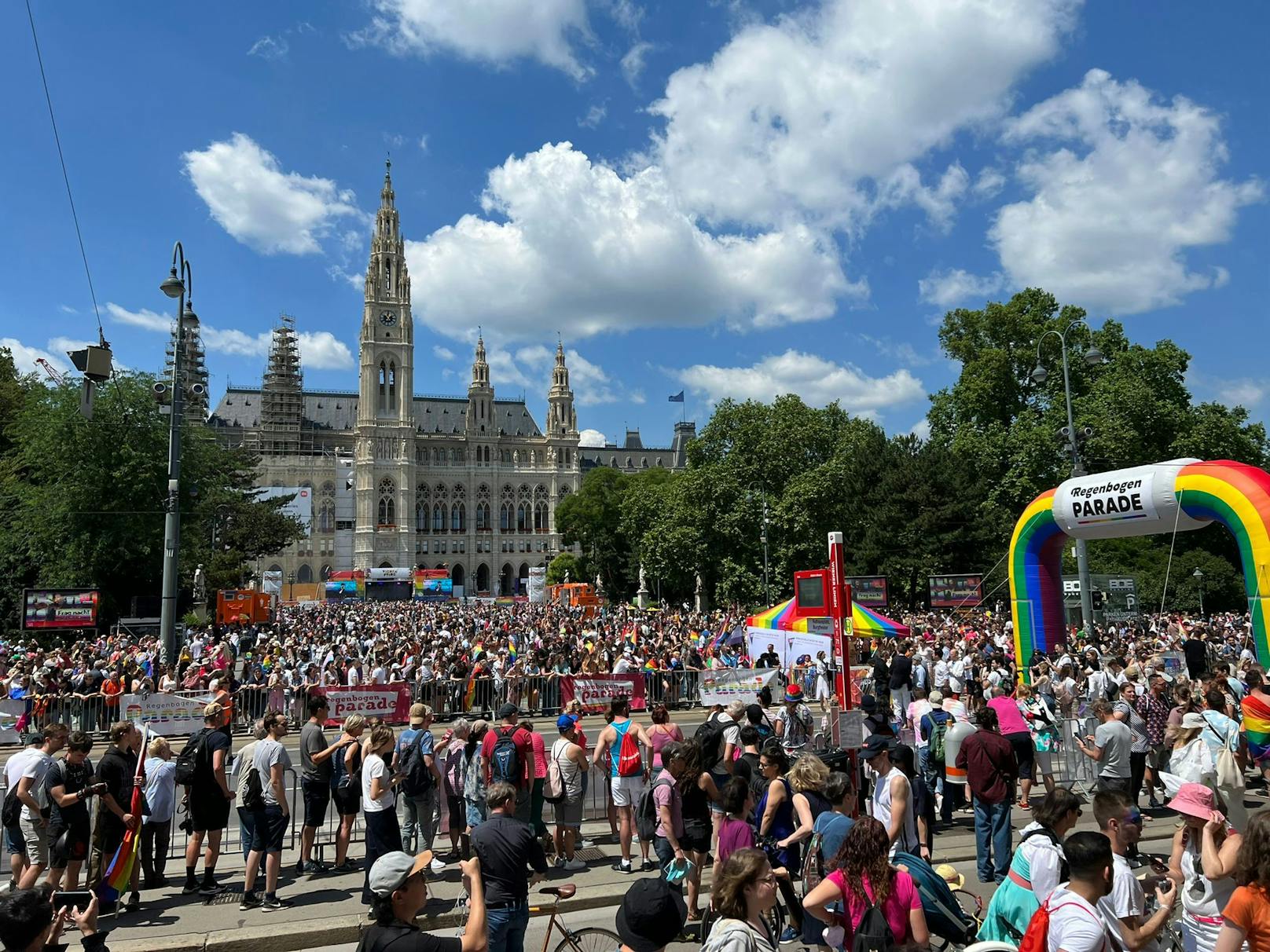 Die Regenbogenparade ist zahlreich besucht.