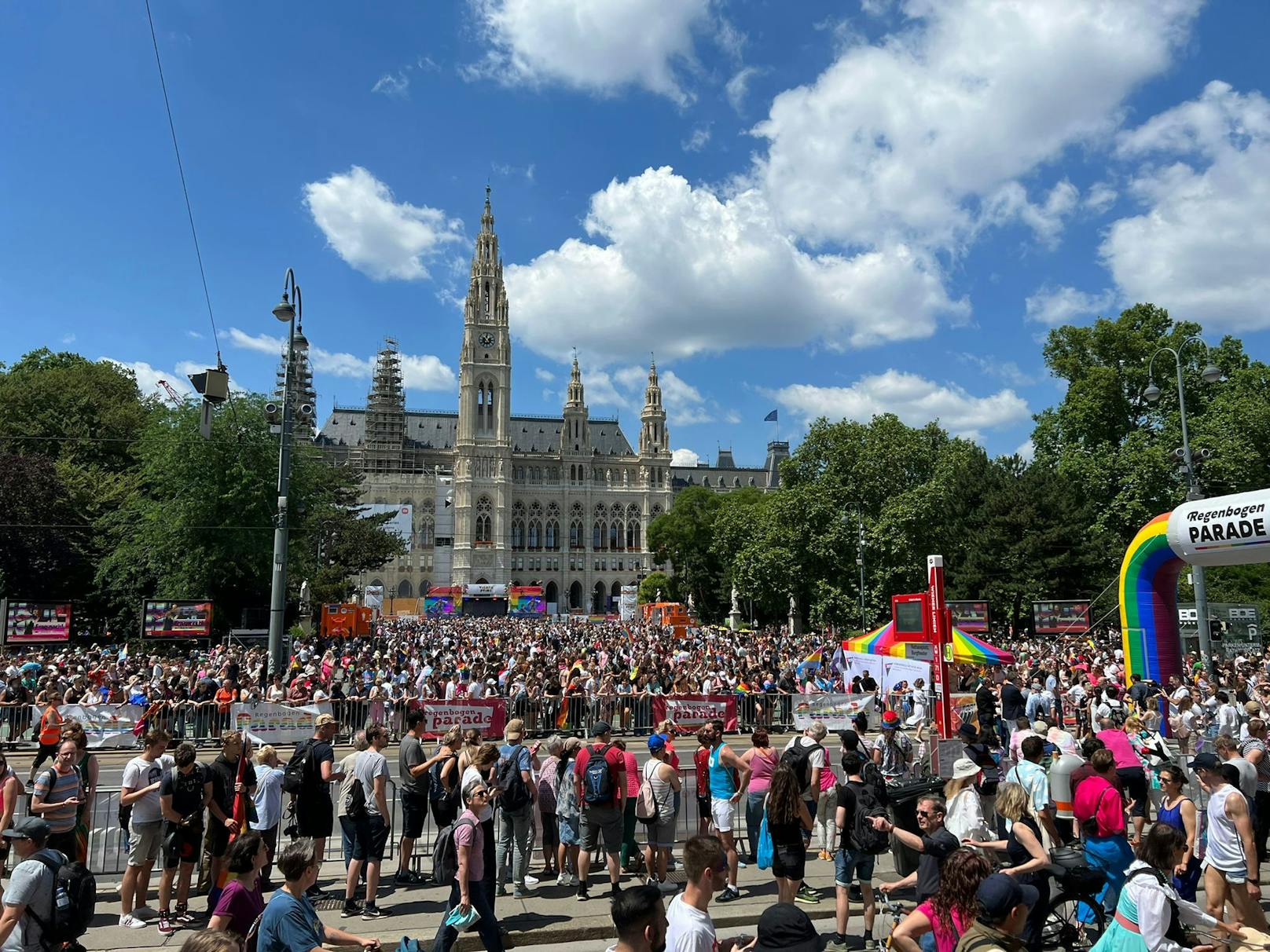 Volle Massen feiern am Rathausplatz die "Vienna Pride 2022".