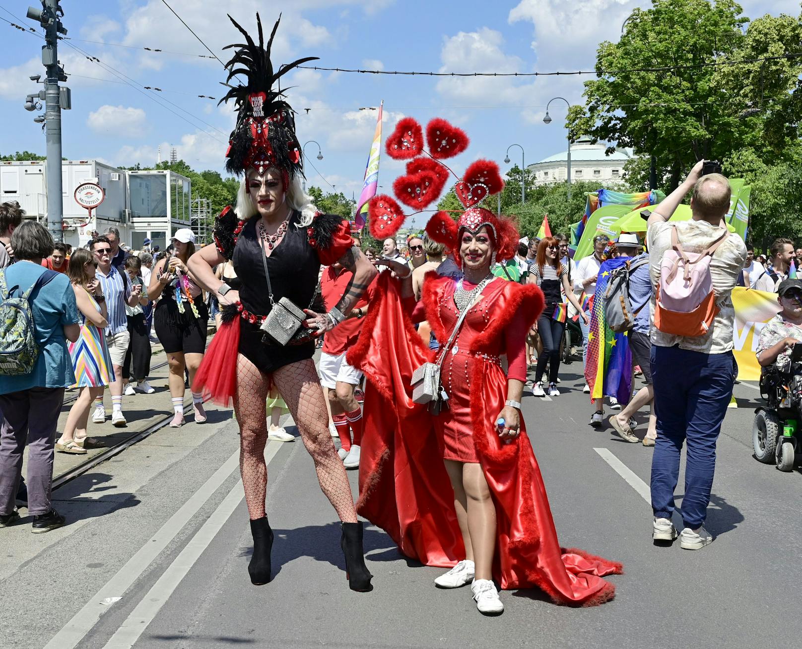 Schrill und bunt: Die Regenbogenparade 2022 am Wiener Ring