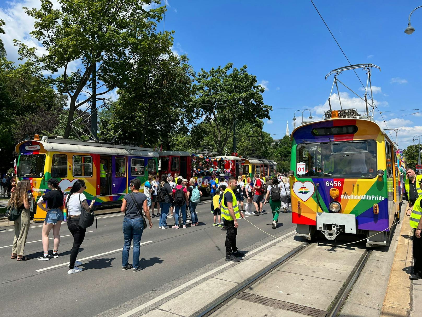 Der Regenbogen-Express zieht durch die Hauptstadt!