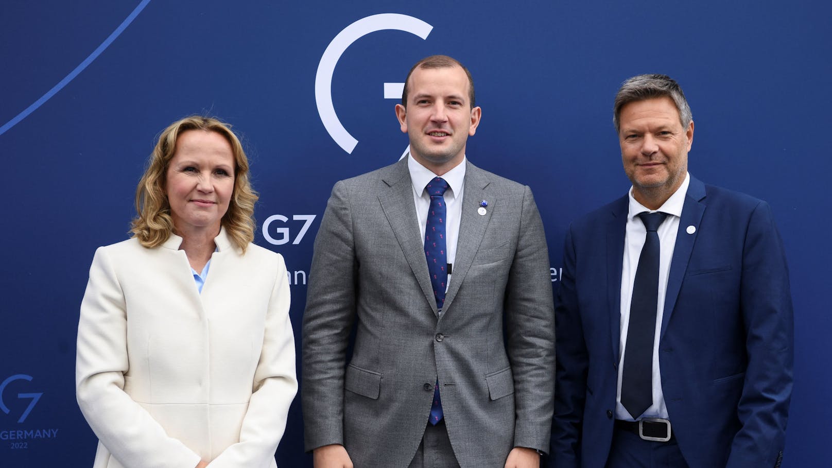 Wirtschaftsminister Habeck (r.) will, dass Behörden in den Markt eingreifen können, um Verbraucher zu schützen.