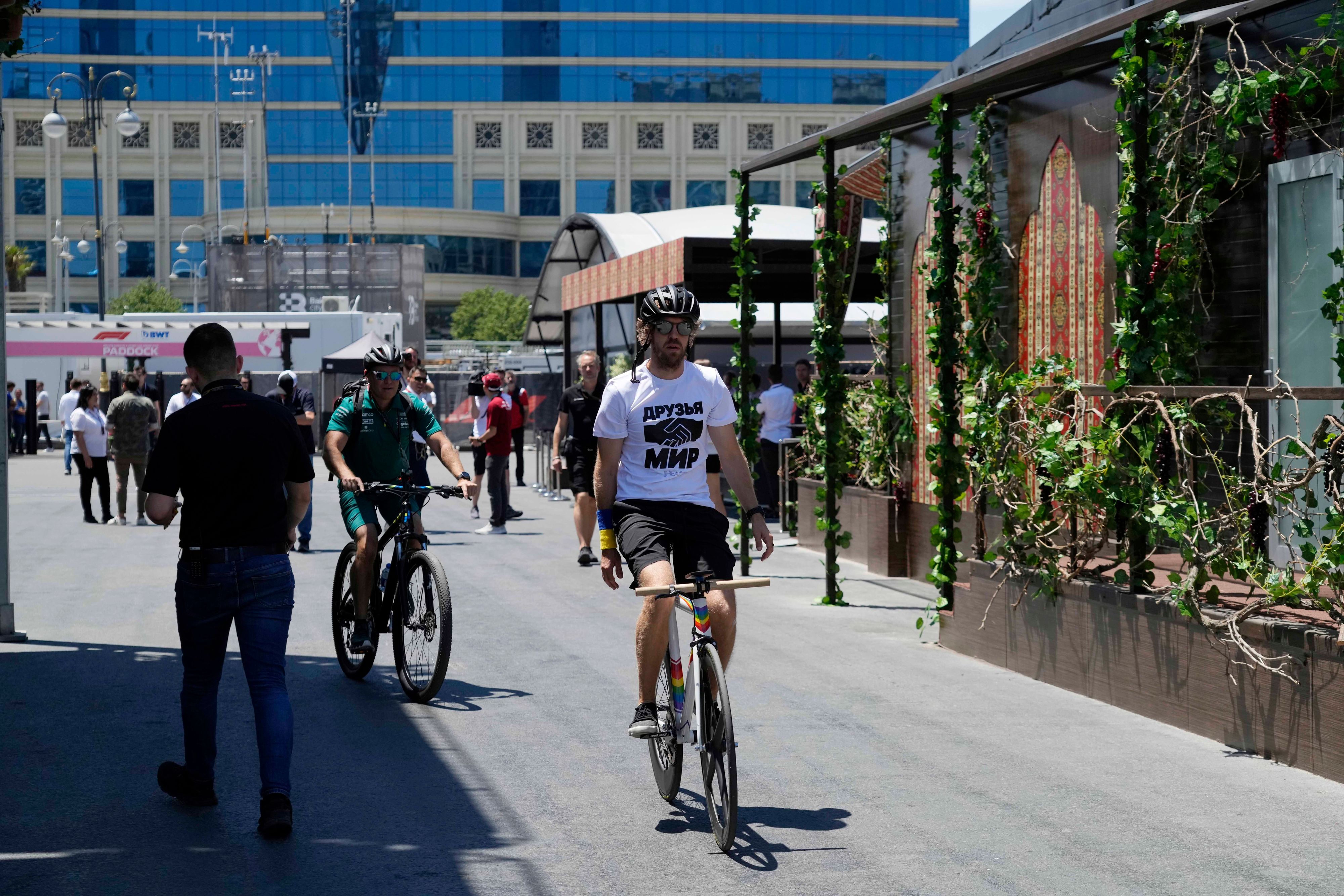 Sebastian Vettel trägt in Baku ein Shirt mit einer russischen Friedensbotschaft.