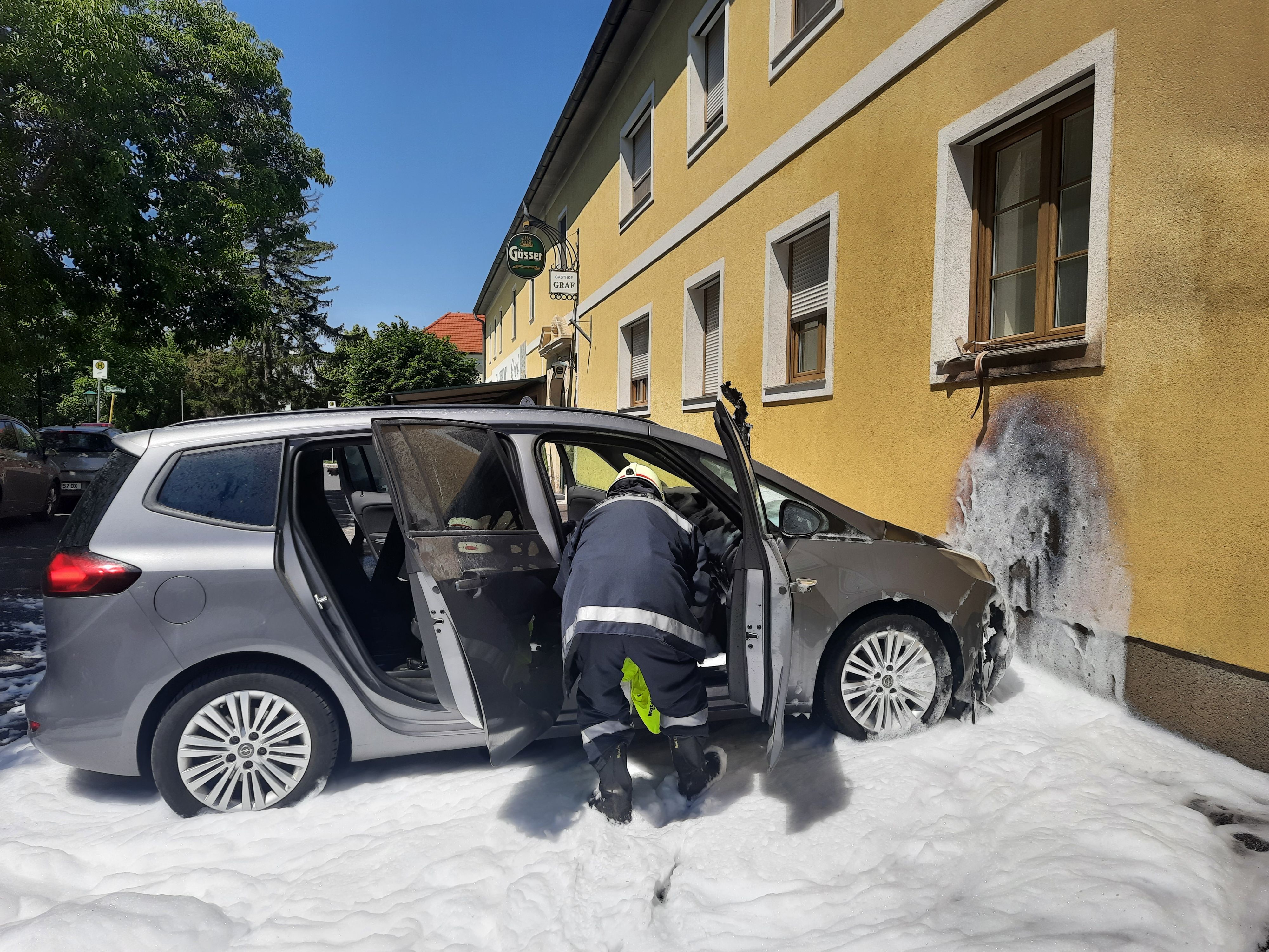 Die Feuerwehr vor Ort im Einsatz.