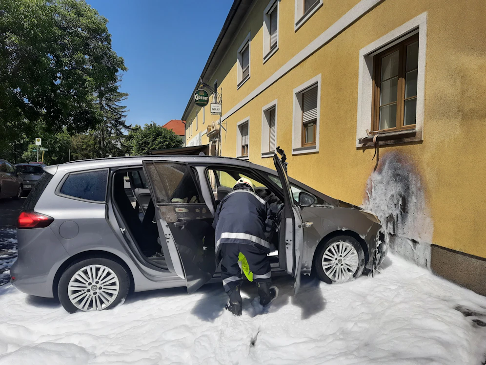Die Feuerwehr vor Ort im Einsatz.