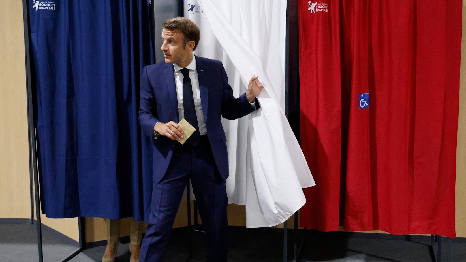 Frankreich Präsident Emmanuel Macron bei seiner Stimmabgabe