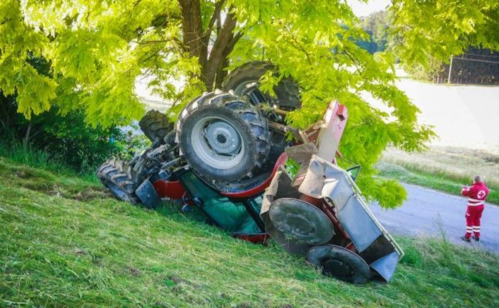 Traktor überschlägt sich – Landwirt schwer verletzt