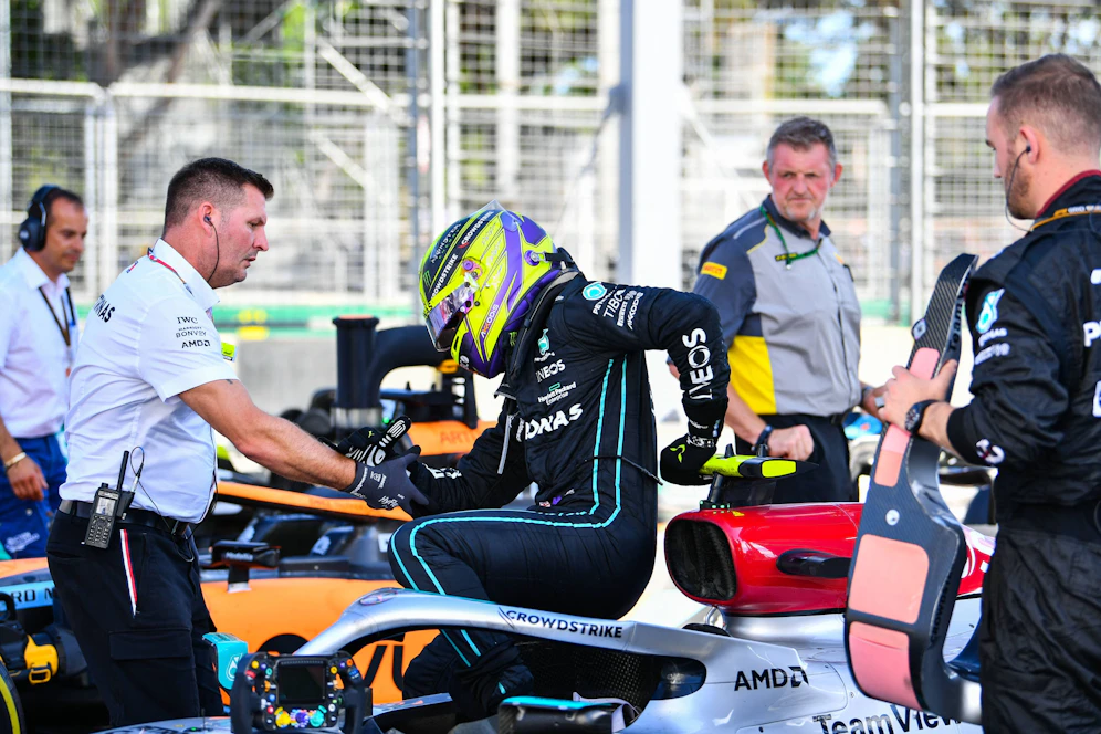 Lewis Hamilton quält sich aus seinem Boliden.