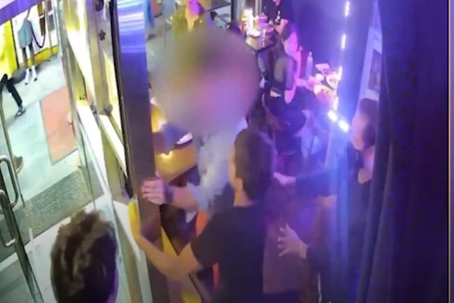 Der Bankdirektor (verpixelt) musste von einigen Angestellten zurückgehalten werden. 