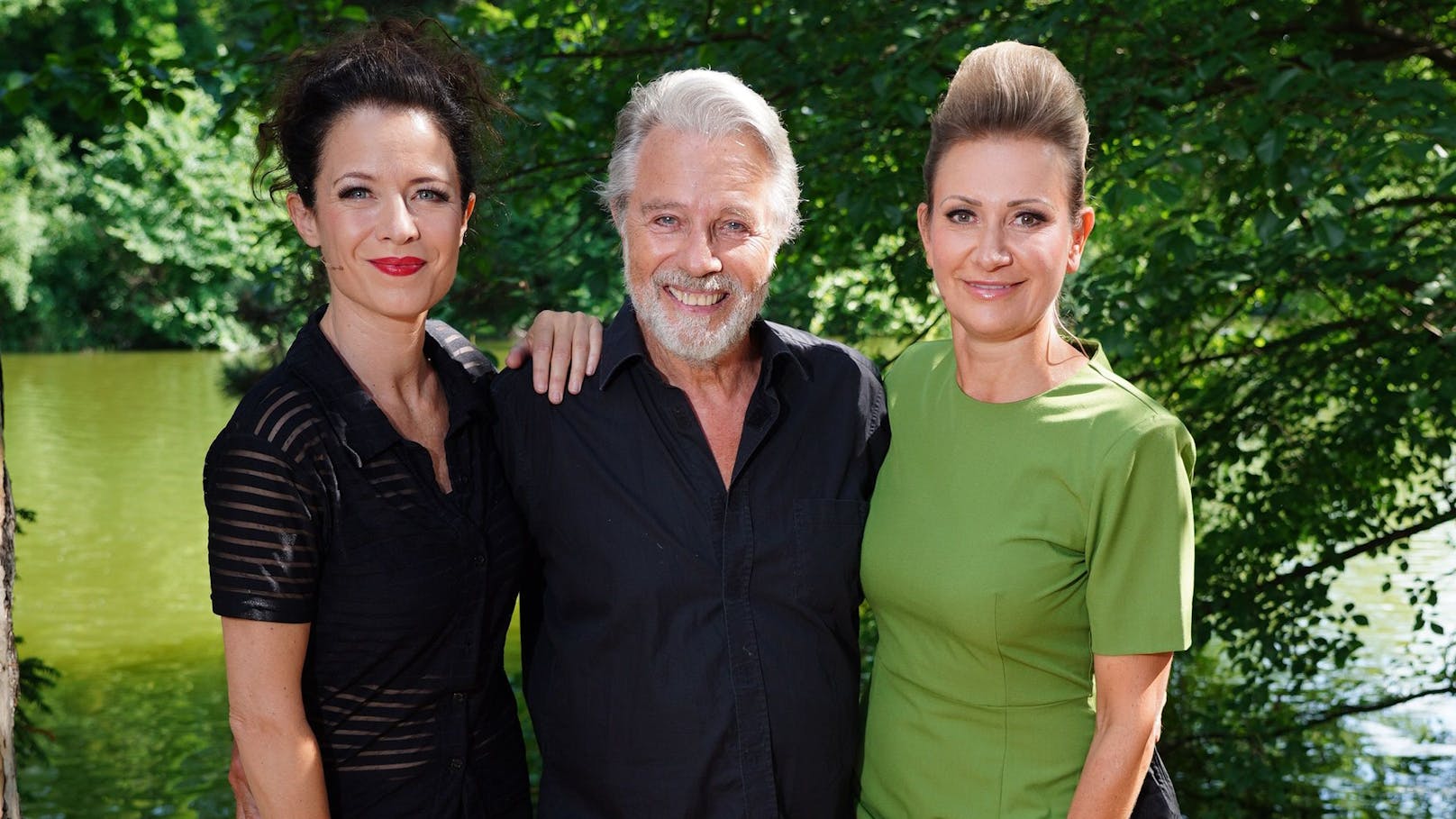 Adi Hirschal mit Pia Baresch  und Angelika Niedetzky (r.).