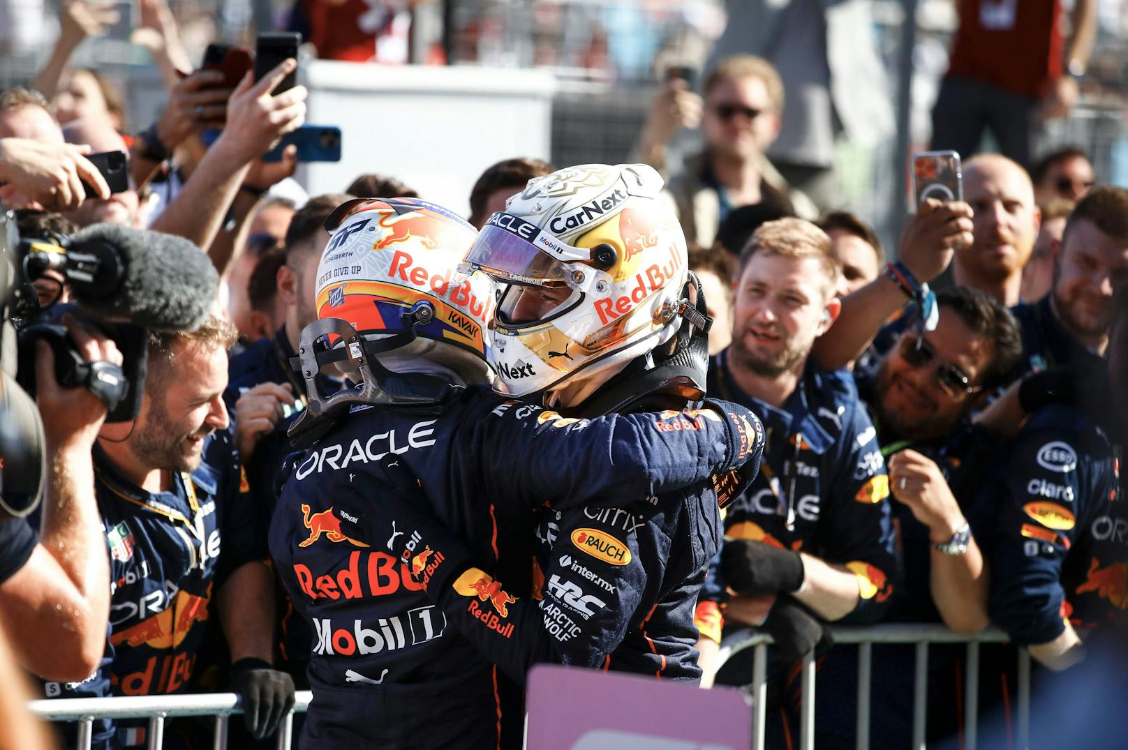 Sergio Perez gratuliert Kollege Max Verstappen zum Sieg.
