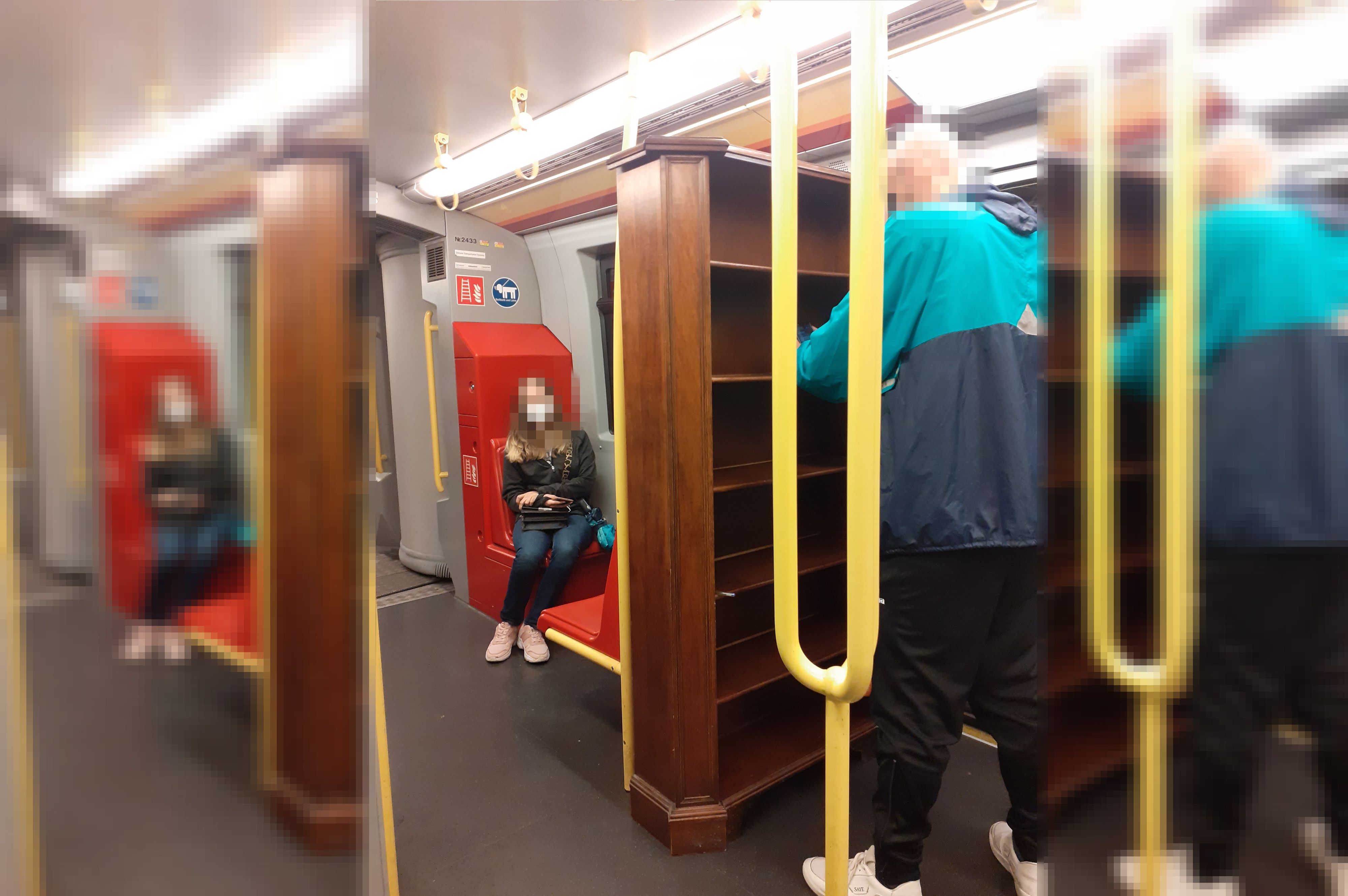 EIn Wiener transportierte in der U1 ein Riesen-Regal.