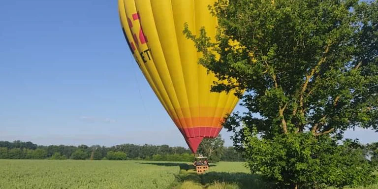 Bilder vom Heißluftballon im Feld.
