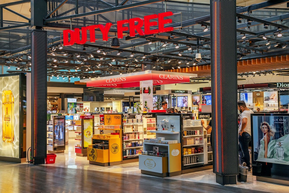 Da immer öfter Flüge gestrichen werden, kontrollieren Beamte verstärkt Duty-Free-Einkäufe.