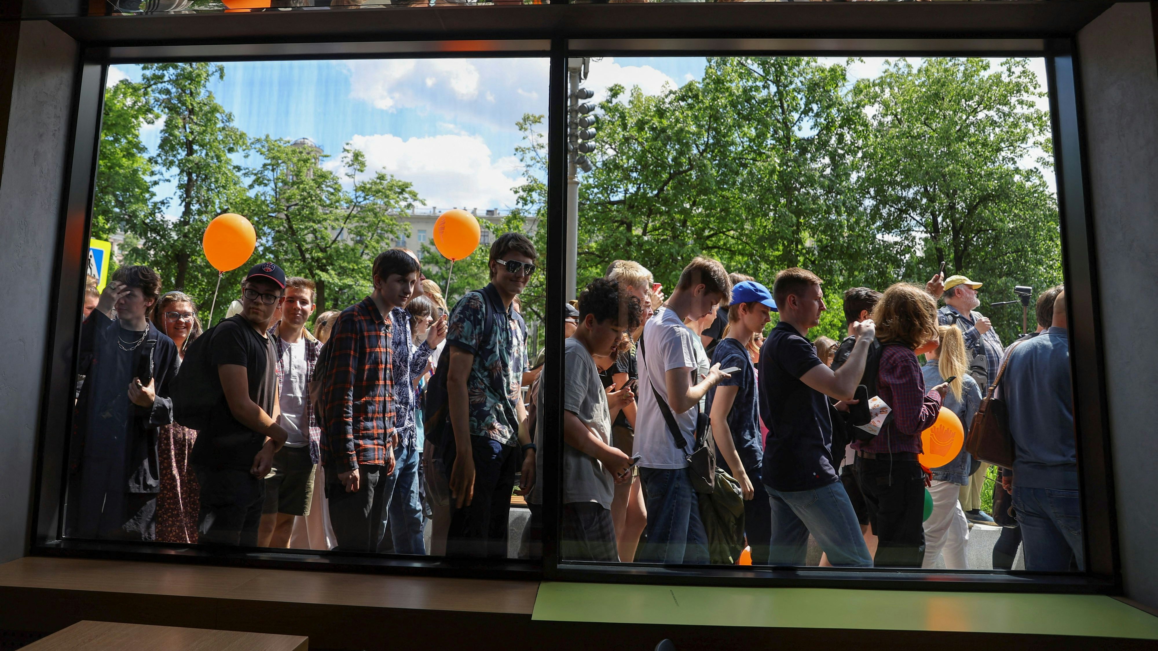 Russen stehen Schlange vor der Wiedereröffnung.