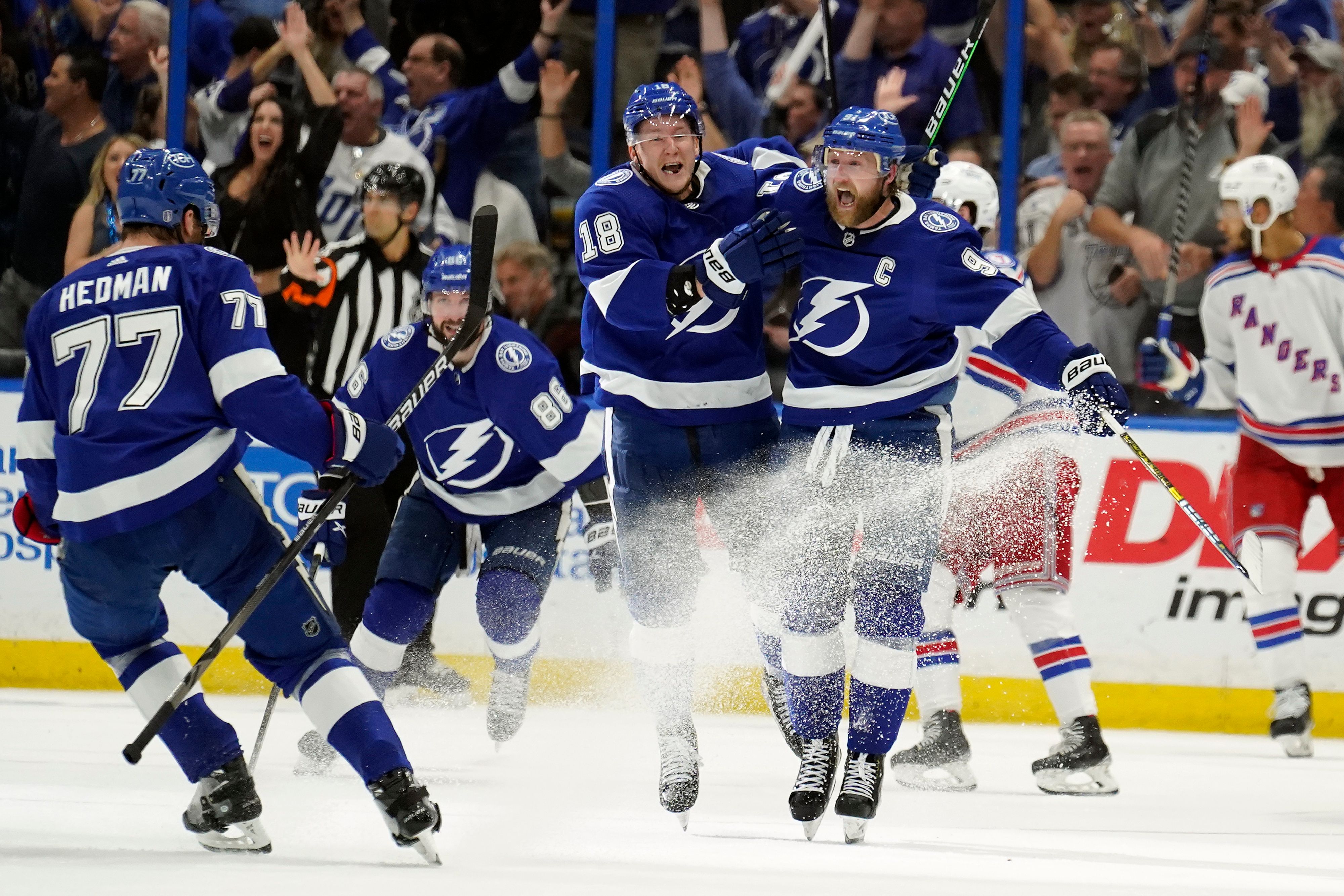Kapitän Steven Stamkos und seine Lightning jubeln über den Finaleinzug.