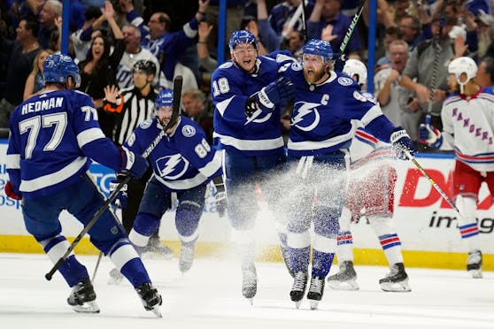 Kapitän Steven Stamkos und seine Lightning jubeln über den Finaleinzug.