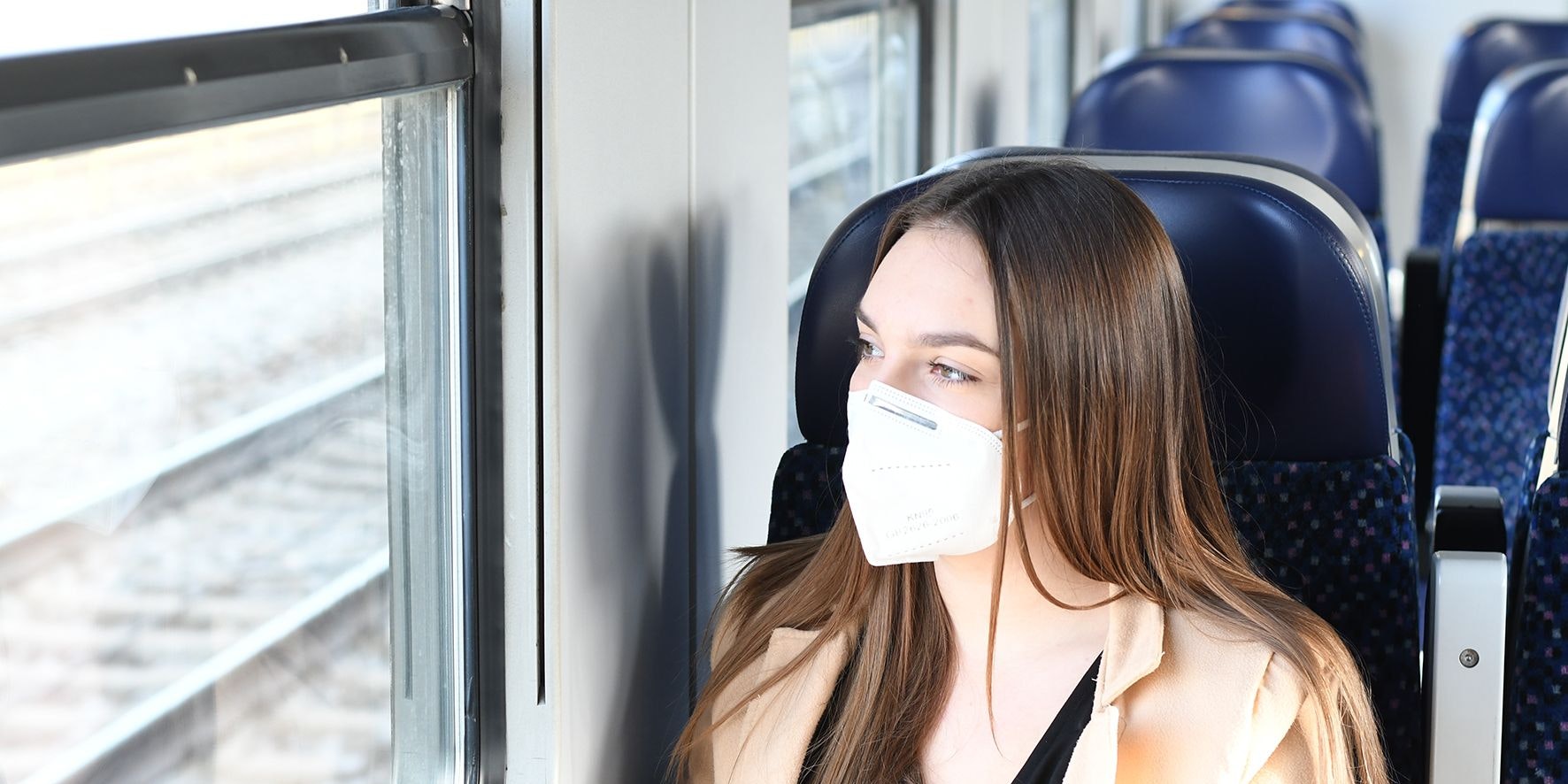 Download von www.picturedesk.com am 13.06.2022 (12:45).  06.02.2021 AUT,Wels, Fototermin, Tourismus, Themenbild, im Bild Dana (21 Jahre) trägt die FFP2 Maske während der Zugfahrt, Maskenpflicht, Corona, Covid-19, PhotoCredit Johanna Schlosser - 20210205_PD11679 - Rechteinfo: Rights Managed (RM) Nur fÃ¼r redaktionelle Nutzung!