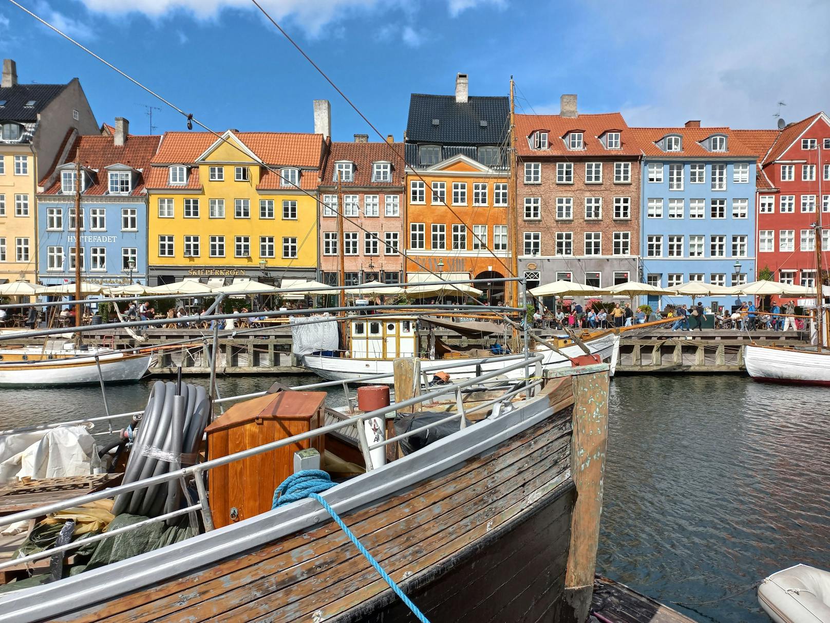 Malerisch - der zentrale Hafen von Kopenhagen, genannt Nyhavn.