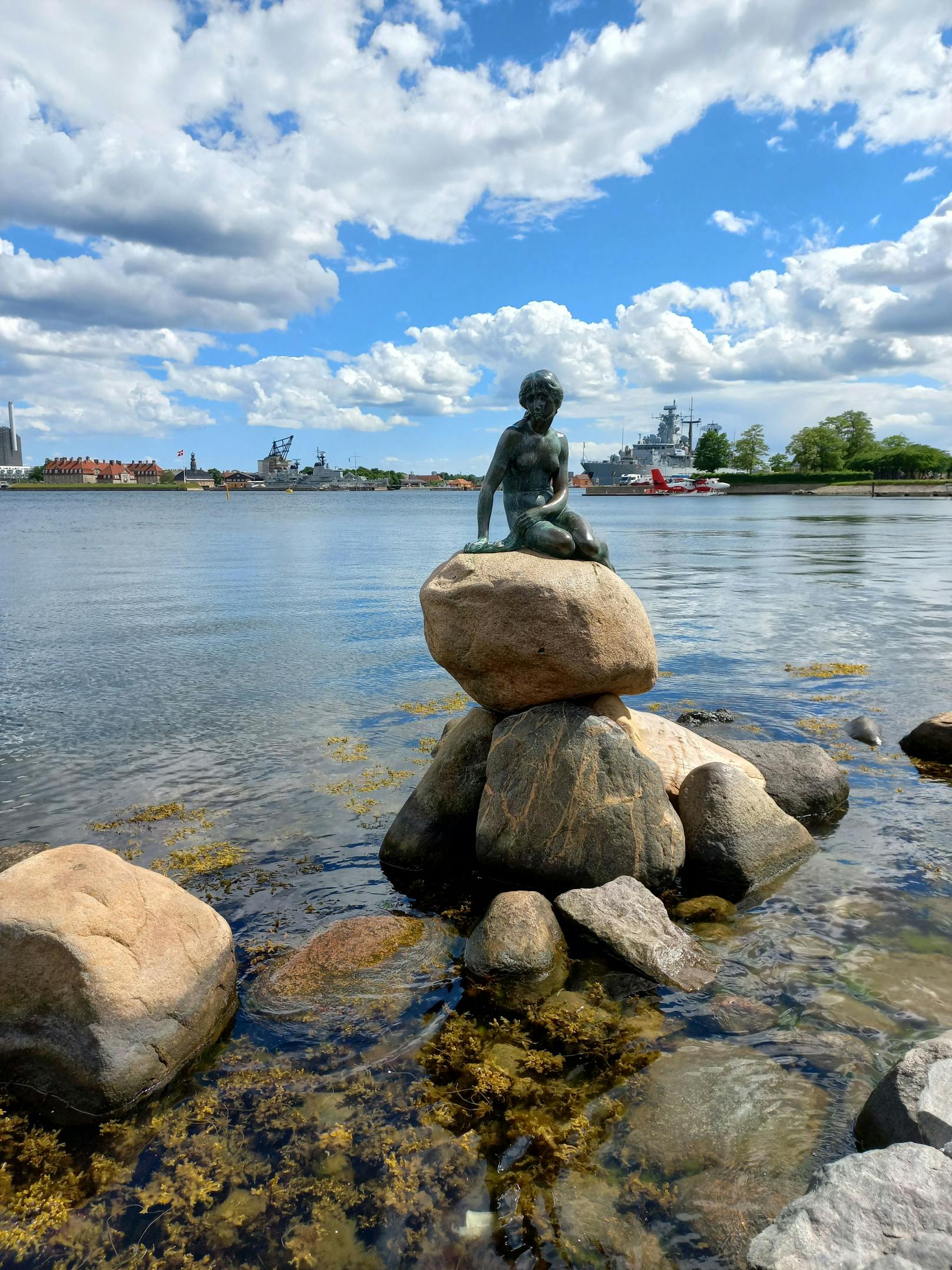 Attraktion Nummer zwei: die kleine Meerjungfrau. Eine Bronzefigur an der Uferpromenade.&nbsp;Dichter Hans Christian Andersen lieferte die literarische Vorlage.
