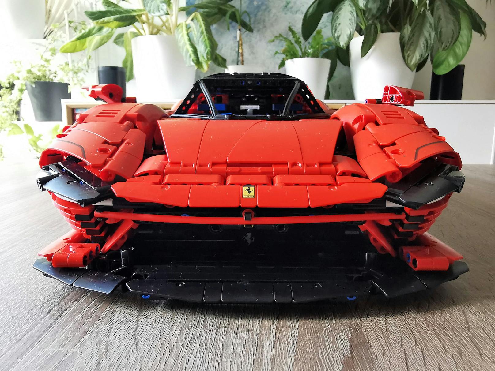 LEGO Ferrari Daytona SP3 – unter der Haube geht es noch beeindruckender her als an der Karosserie.