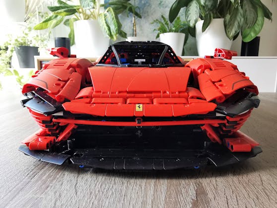 LEGO Ferrari Daytona SP3 – unter der Haube geht es noch beeindruckender her als an der Karosserie.