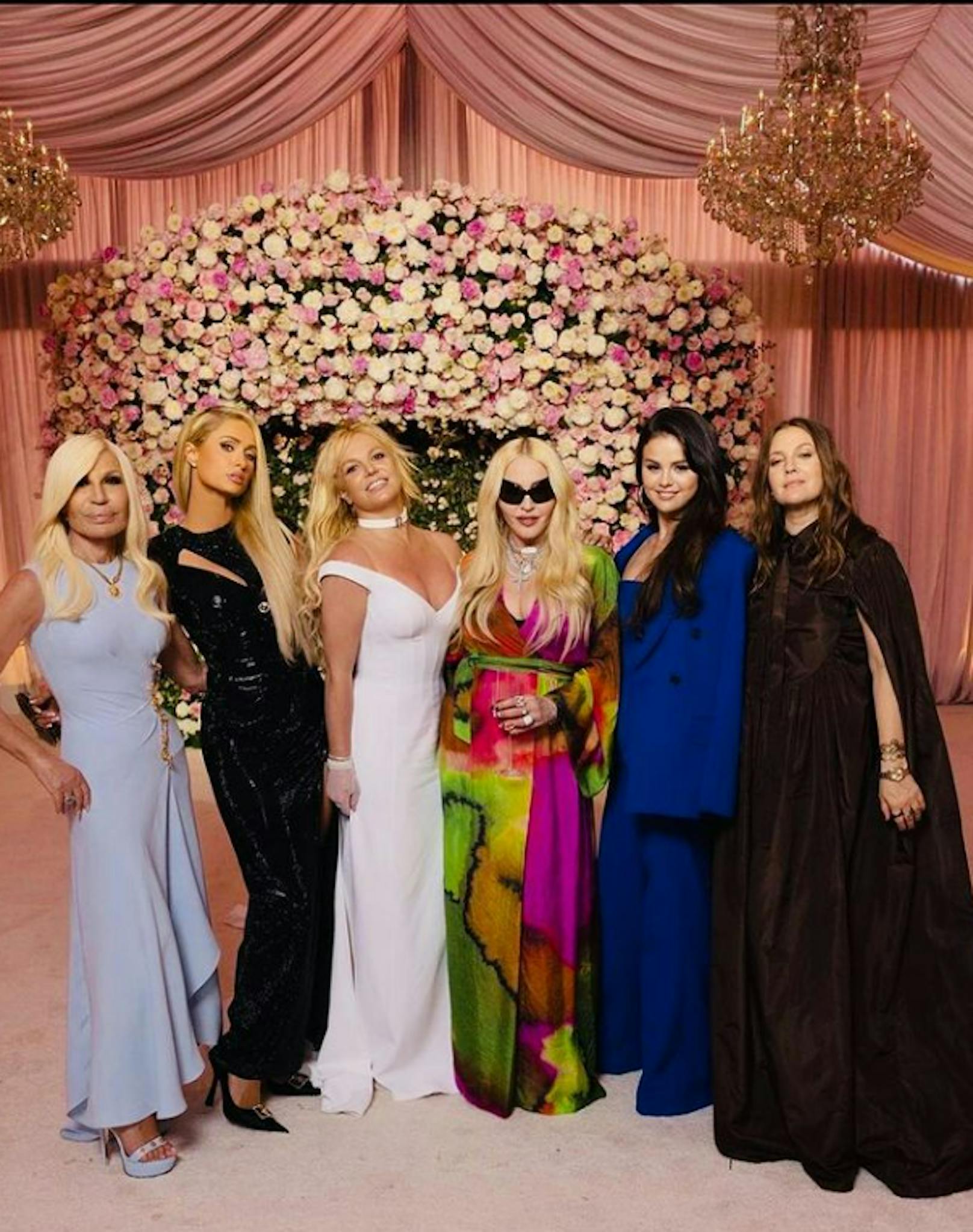 Donatella Versace, Paris Hilton, Madonna, Selena Gomez und Drew Barrymore feierten mit. 
