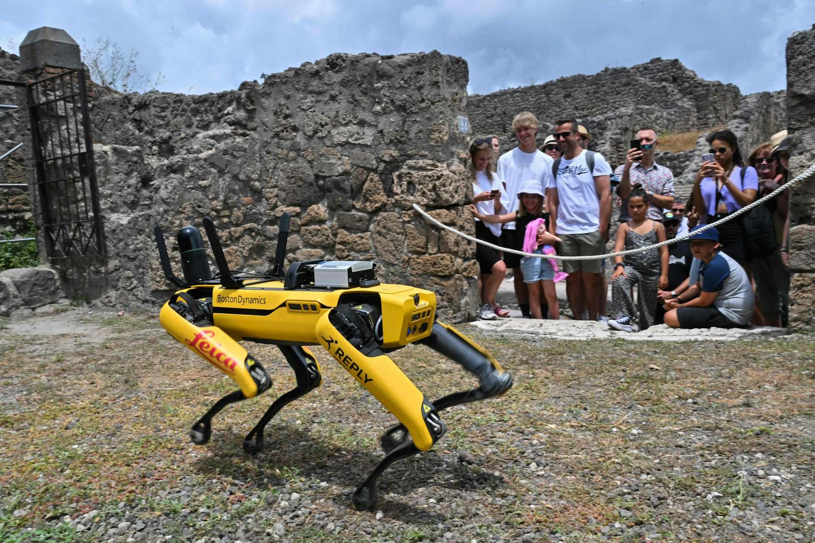 Neue Attraktion – Roboterhund "Spot" bewacht Pompeji