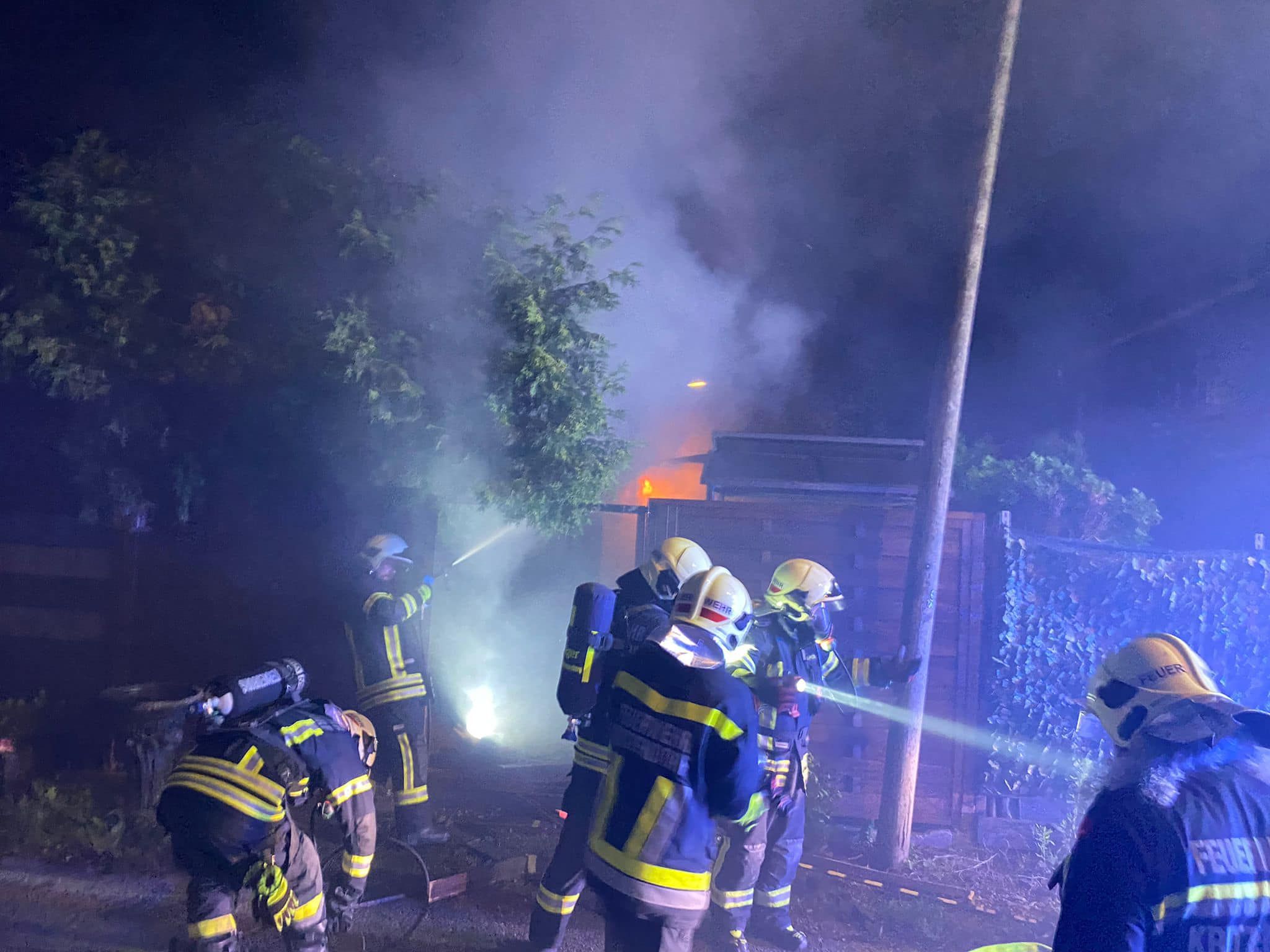 Die Feuerwehr im Löscheinsatz.