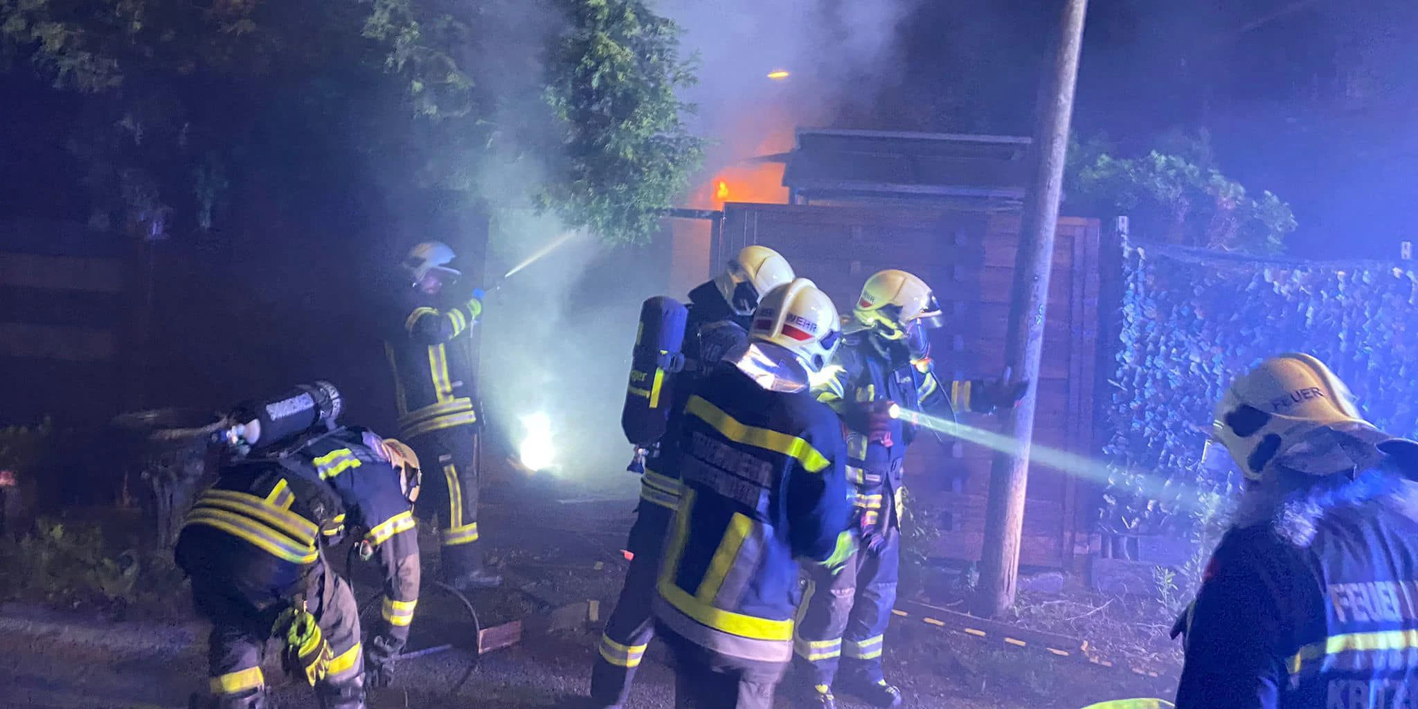 Die Feuerwehr im Löscheinsatz.