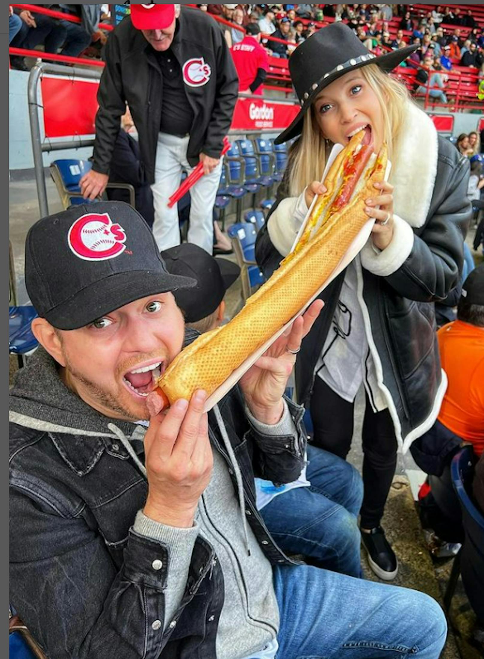 Sänger Michael Bublé teilt sich ein riesiges Hotdog mit seiner Frau Luisana Lopilato.