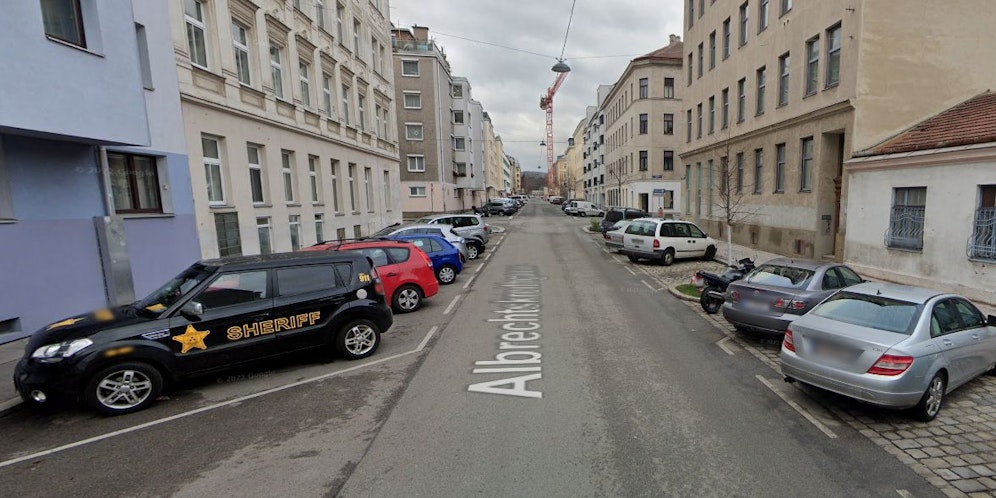 Der Mann wurde in der Albrechtskreithgasse beim Einbruch in ein Auto beobachtet.