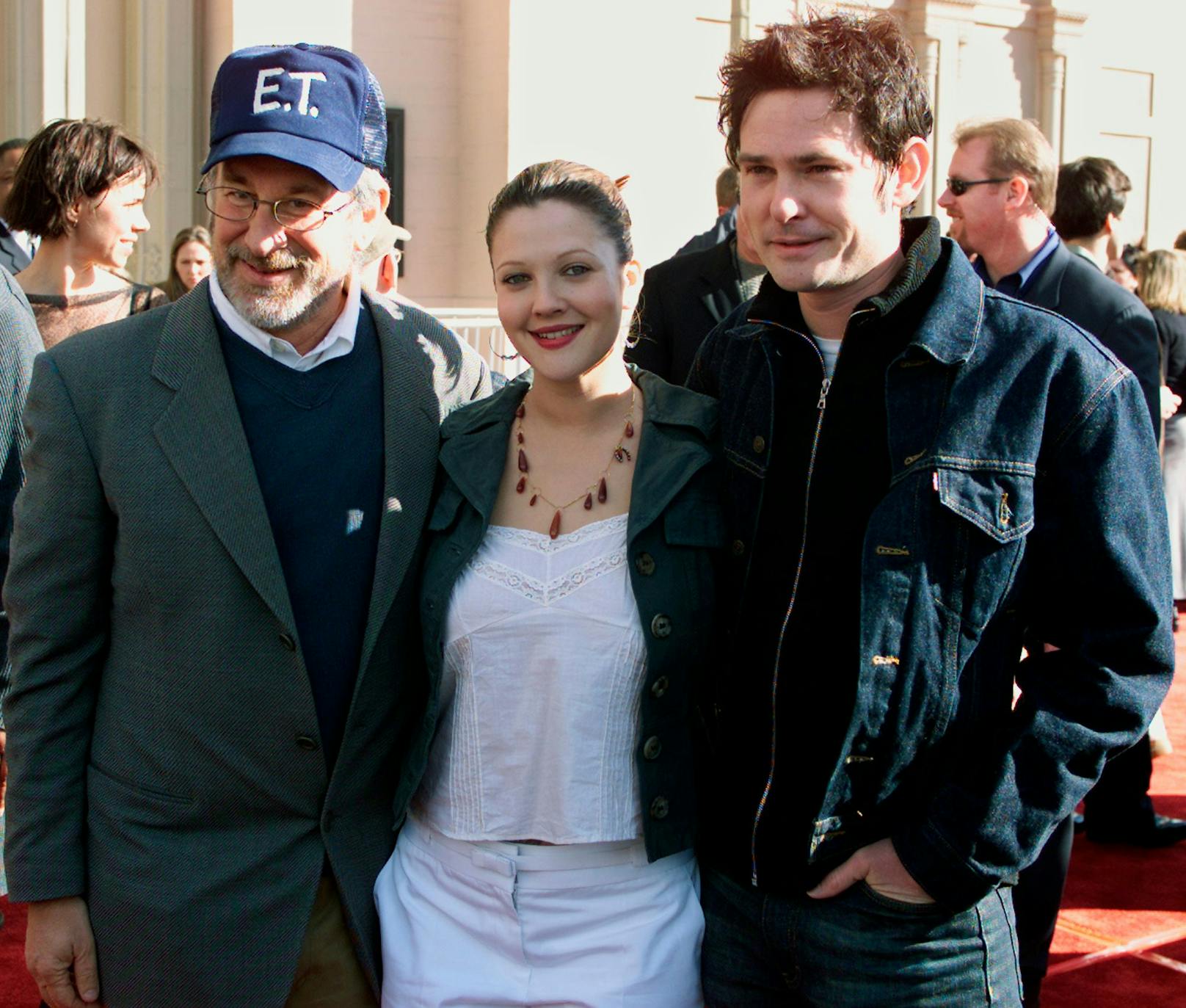 Steven Spielberg mit Drew Barrymore und Henry Thomas, 2002.