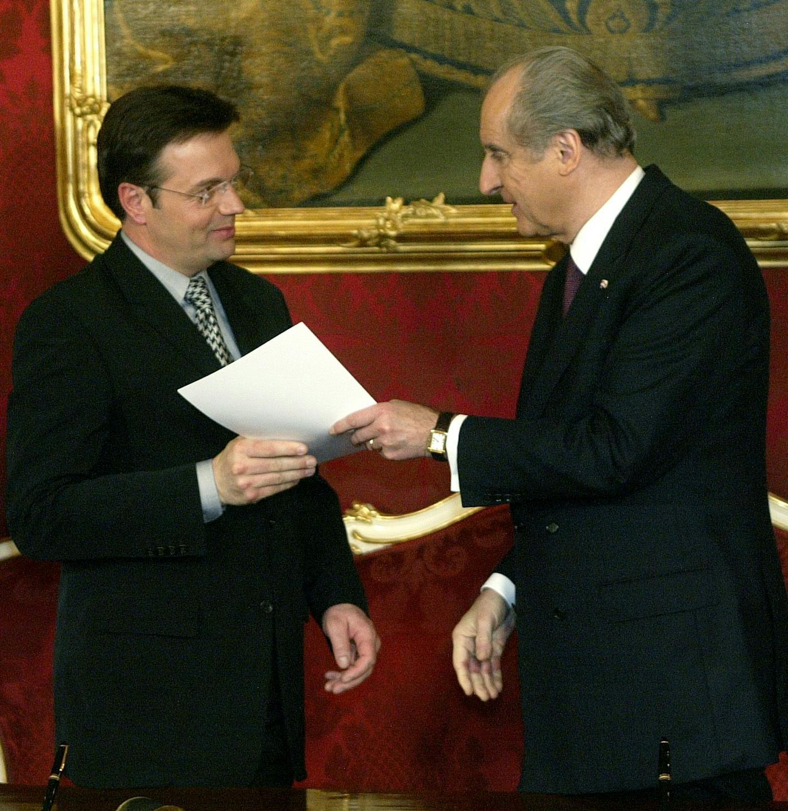 2003 wurde er von Bundespräsident Thomas Klestil als Verteidigungsminister im Kabinett Schüssel II angelobt. 