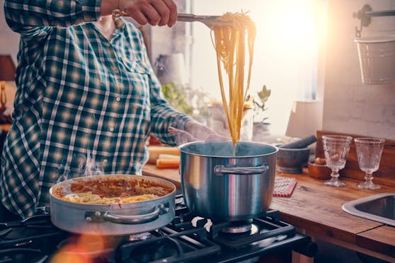 Eine Frau kochte für ihren Mann immer nur Nudeln – jeden Tag!
