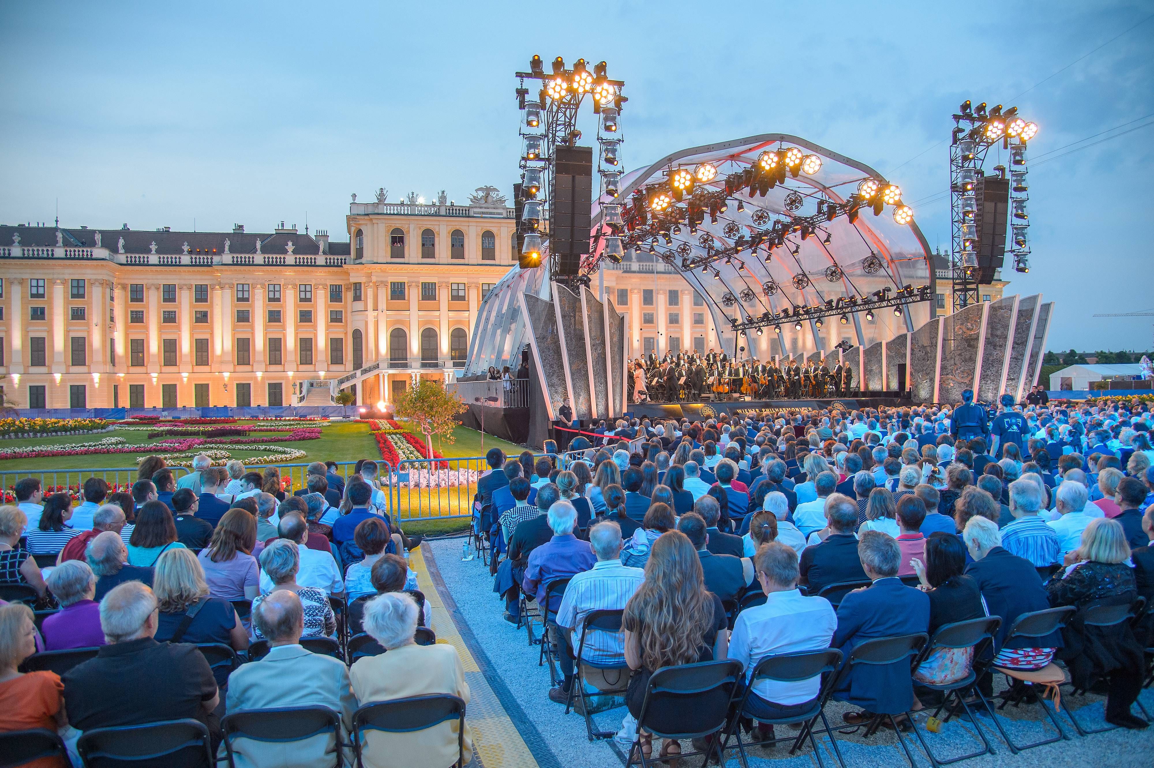 Endlich wieder volles Haus vor dem Schloss.