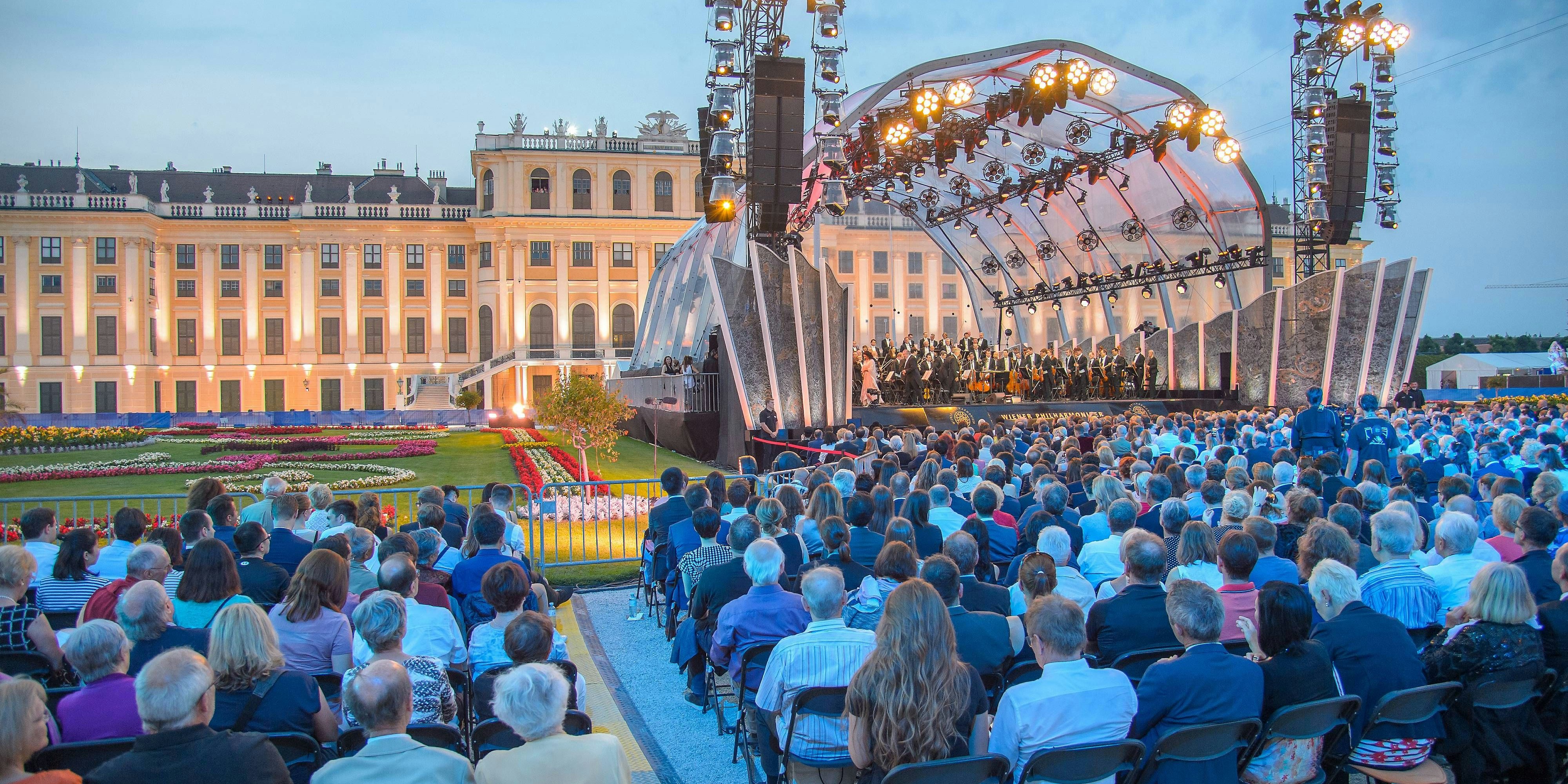 Endlich wieder volles Haus vor dem Schloss.