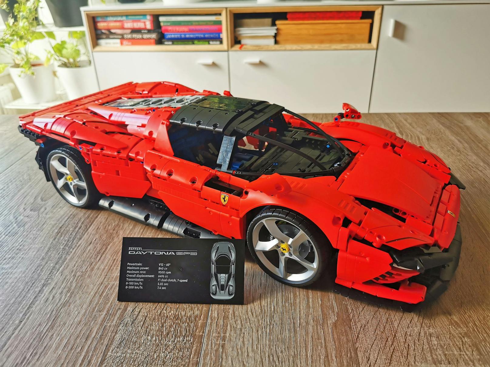 LEGO Ferrari Daytona SP3 – zwei nach unserem Geschmack kleine Mankos bietet das Edel-Modell am Ende.