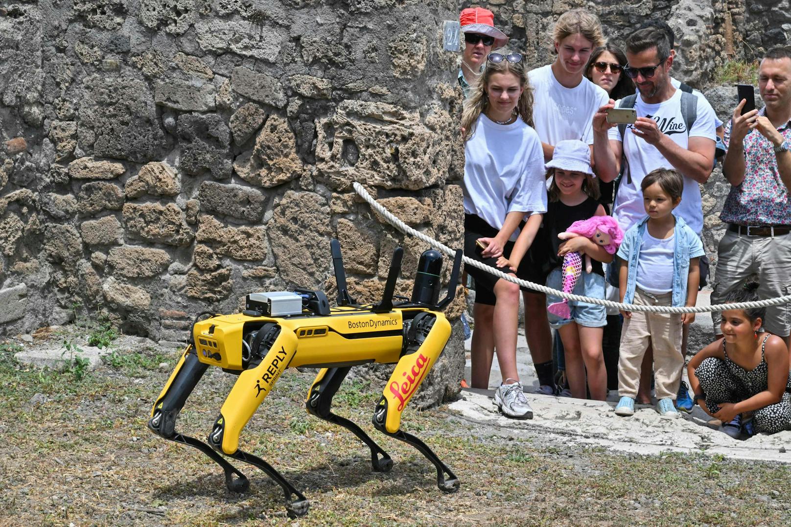 Die italienische Stadt Pompeji ist ansich schon eine sehenswerte Attraktion. Denn sie wurde&nbsp;nach einem Ausbruch des nahe gelegenen Vesuvs im Jahr 79 n. Chr. unter Asche begraben. Roboterhund "Spot" macht sie jetzt um eine Sehenswürdigkeit reicher.